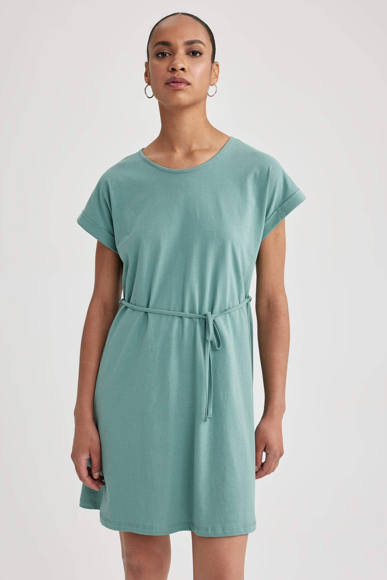 فستان نص ردن بقصة A بياخة مستديرة