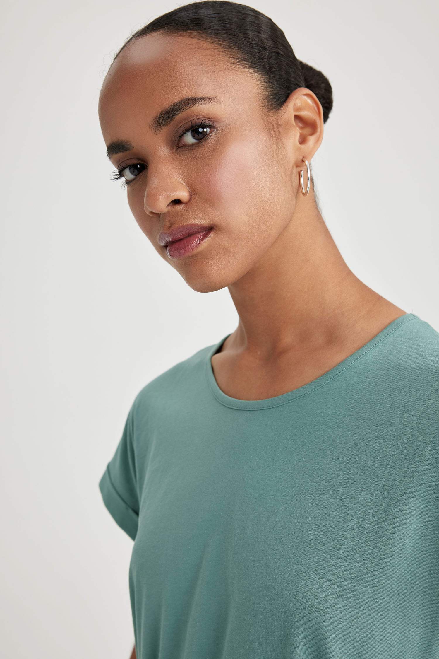 فستان نص ردن بقصة A بياخة مستديرة