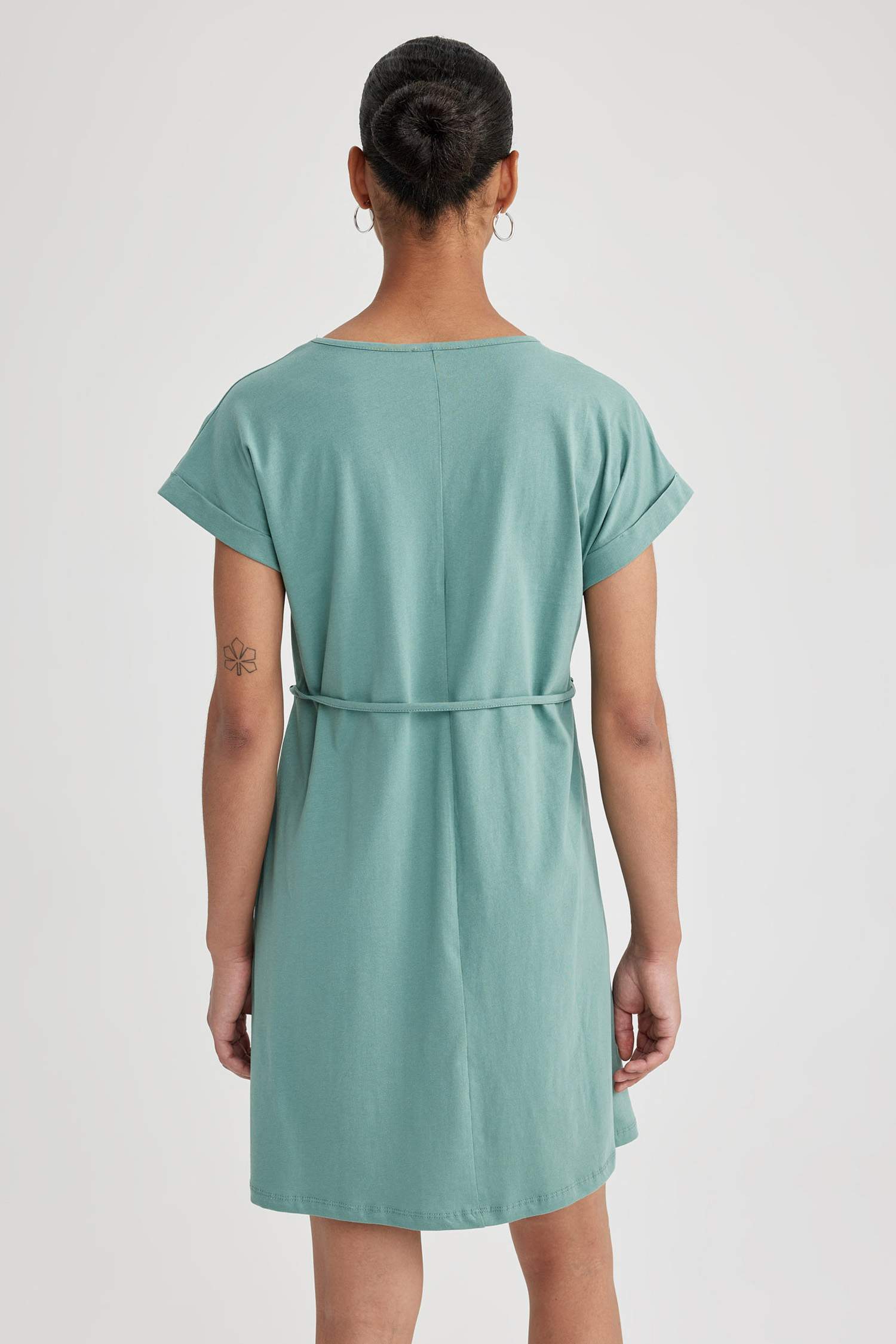 فستان نص ردن بقصة A بياخة مستديرة