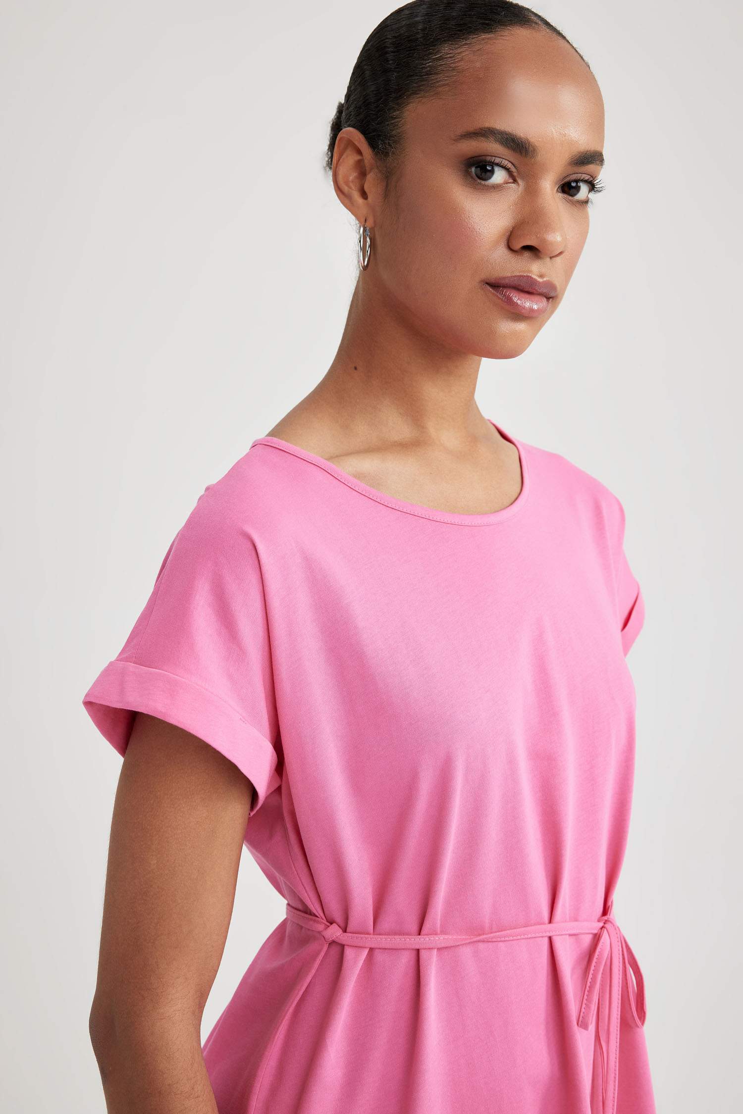 فستان نص ردن بقصة A بياخة مستديرة