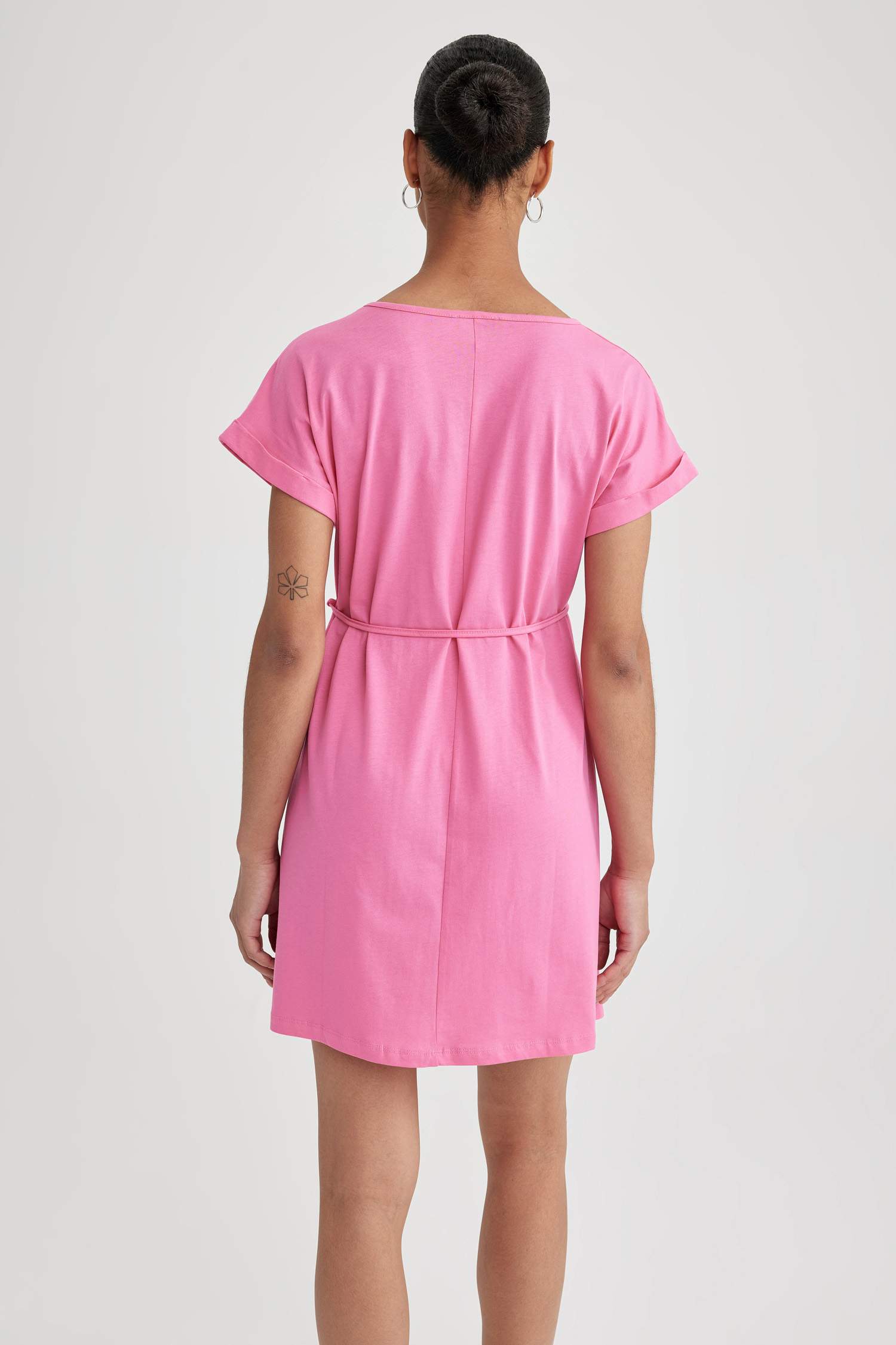 فستان نص ردن بقصة A بياخة مستديرة