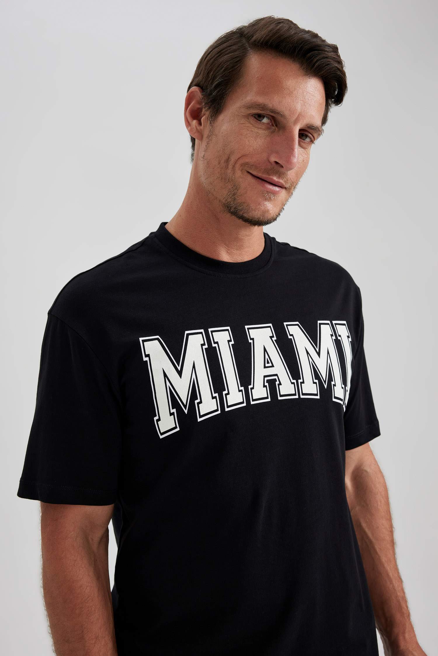 تي شيرت نص ردن بياخة مستديرة وقصة عادية