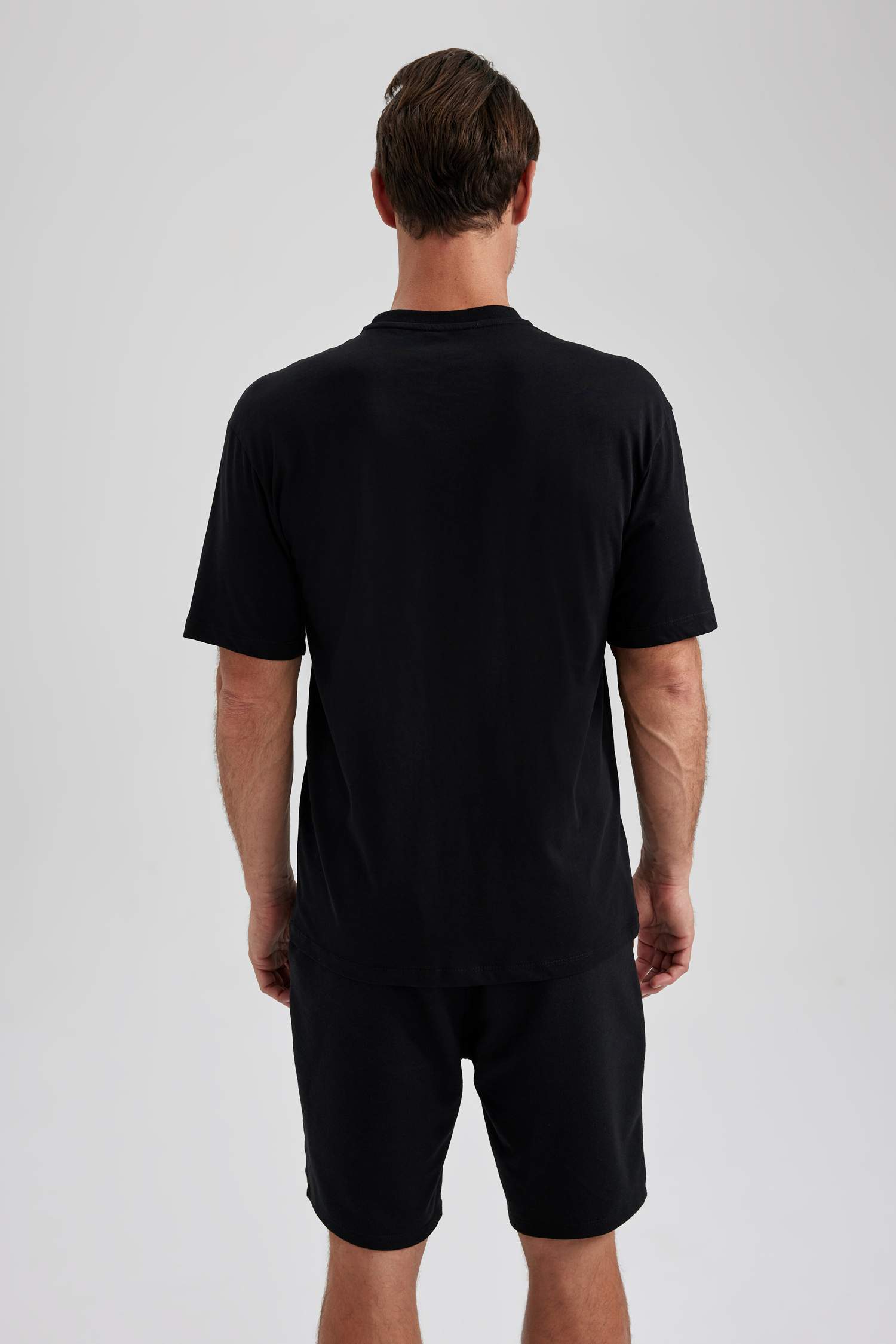 تي شيرت نص ردن بياخة مستديرة وقصة عادية