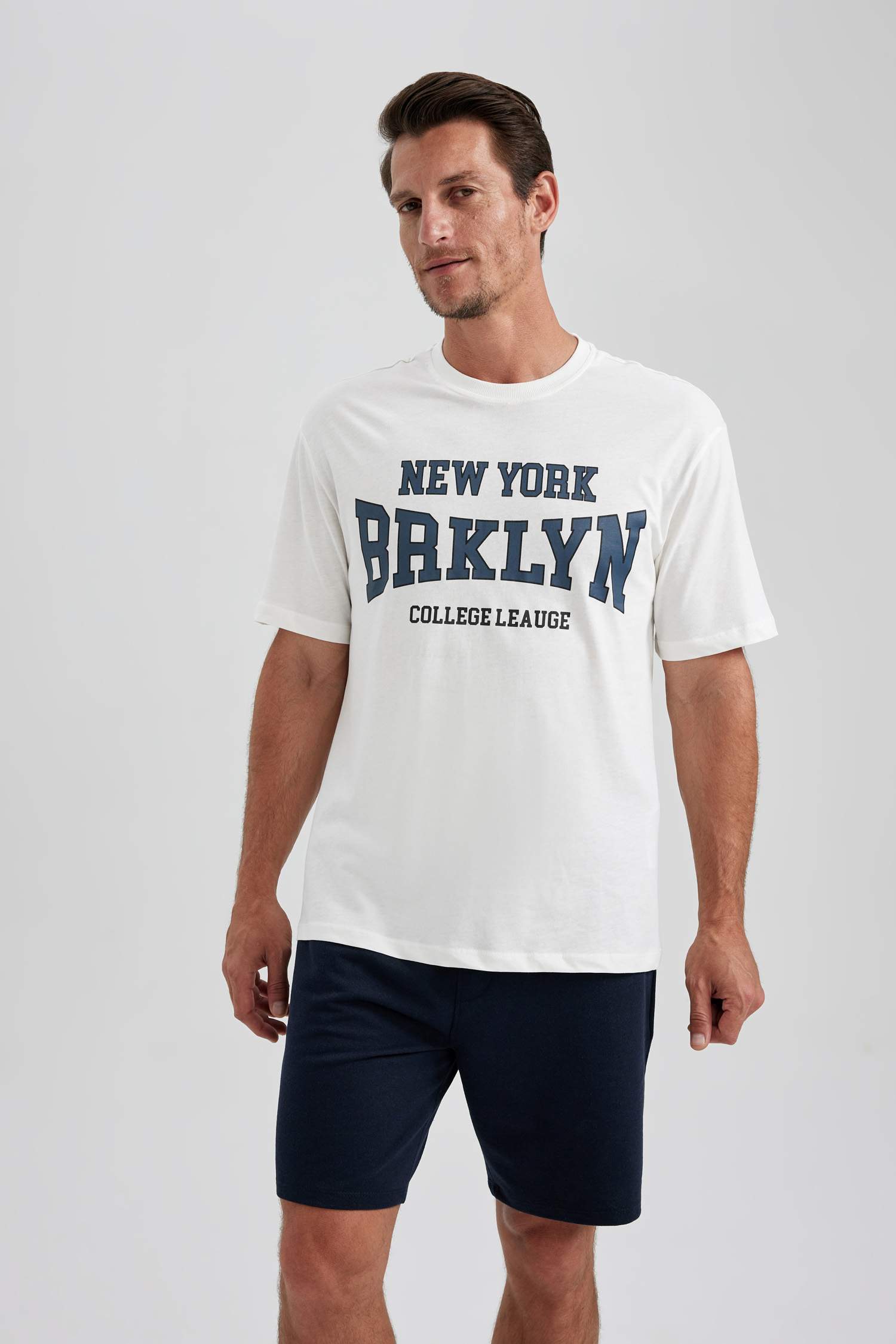 تي شيرت نص ردن بياخة مستديرة وقصة عادية