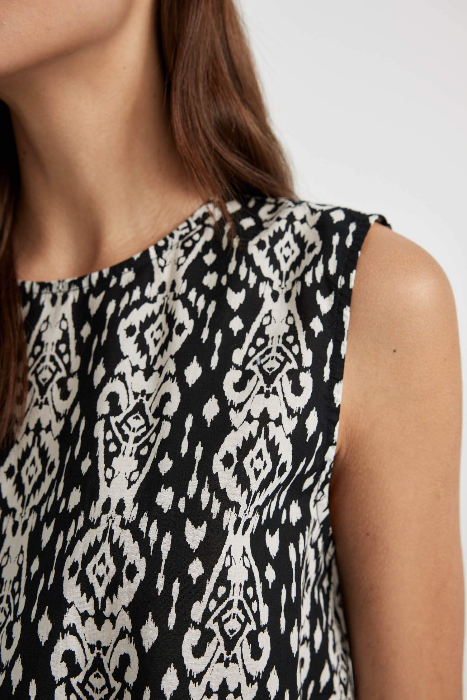 Round Neck Voile Sleeveless Crop Blouse