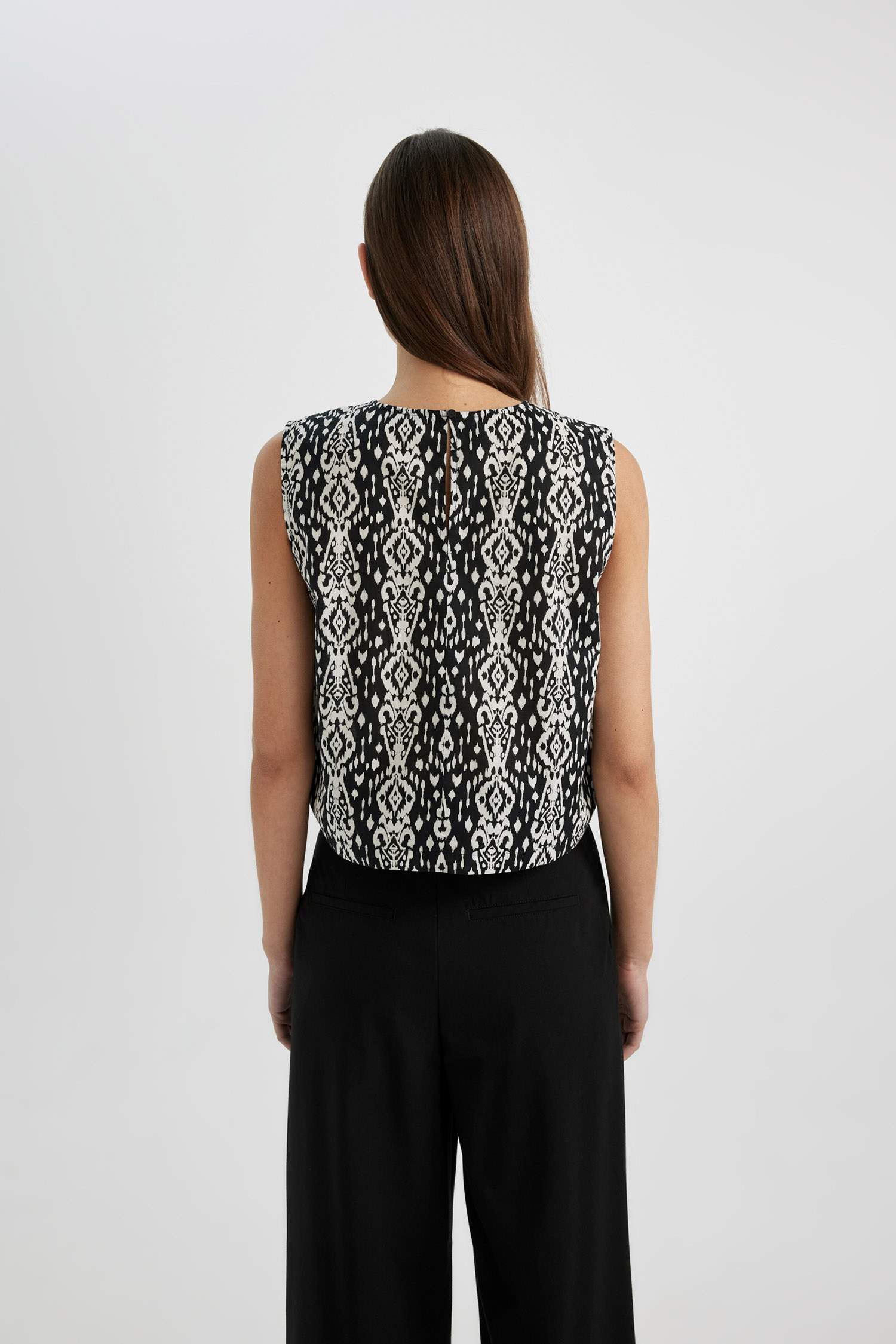 Round Neck Voile Sleeveless Crop Blouse