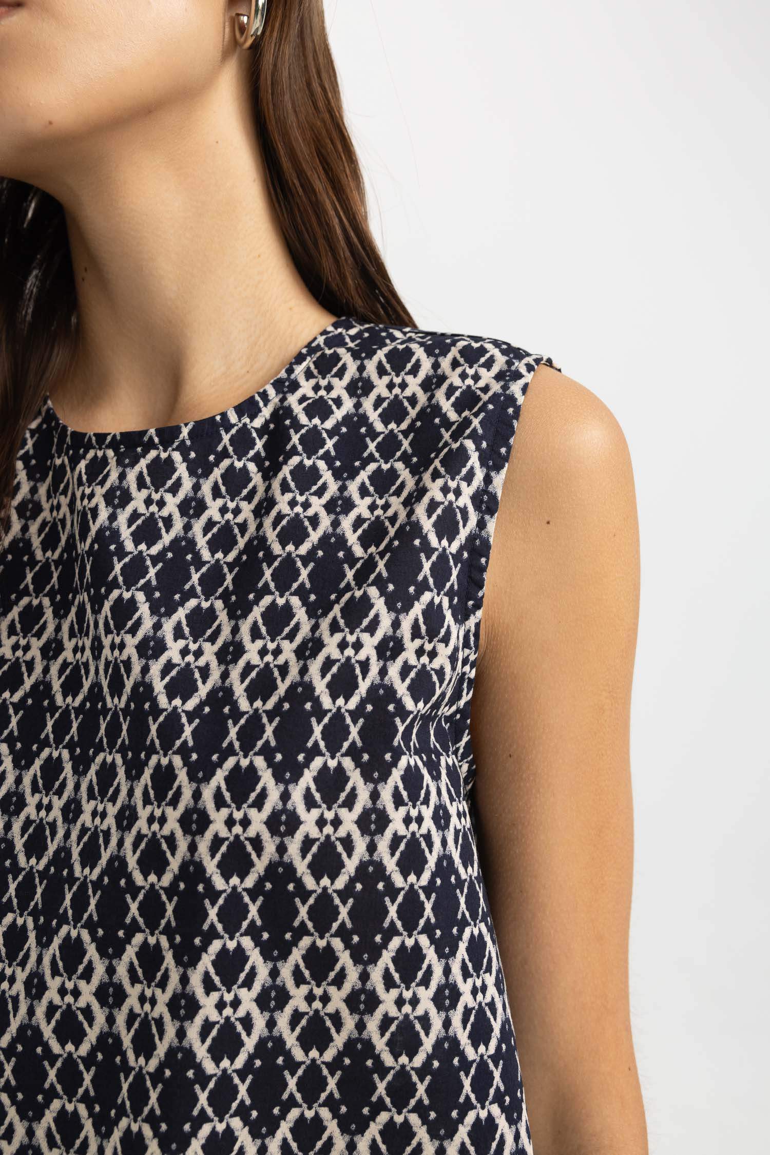 بلوزة كروب بدون كم برقبة مدورة