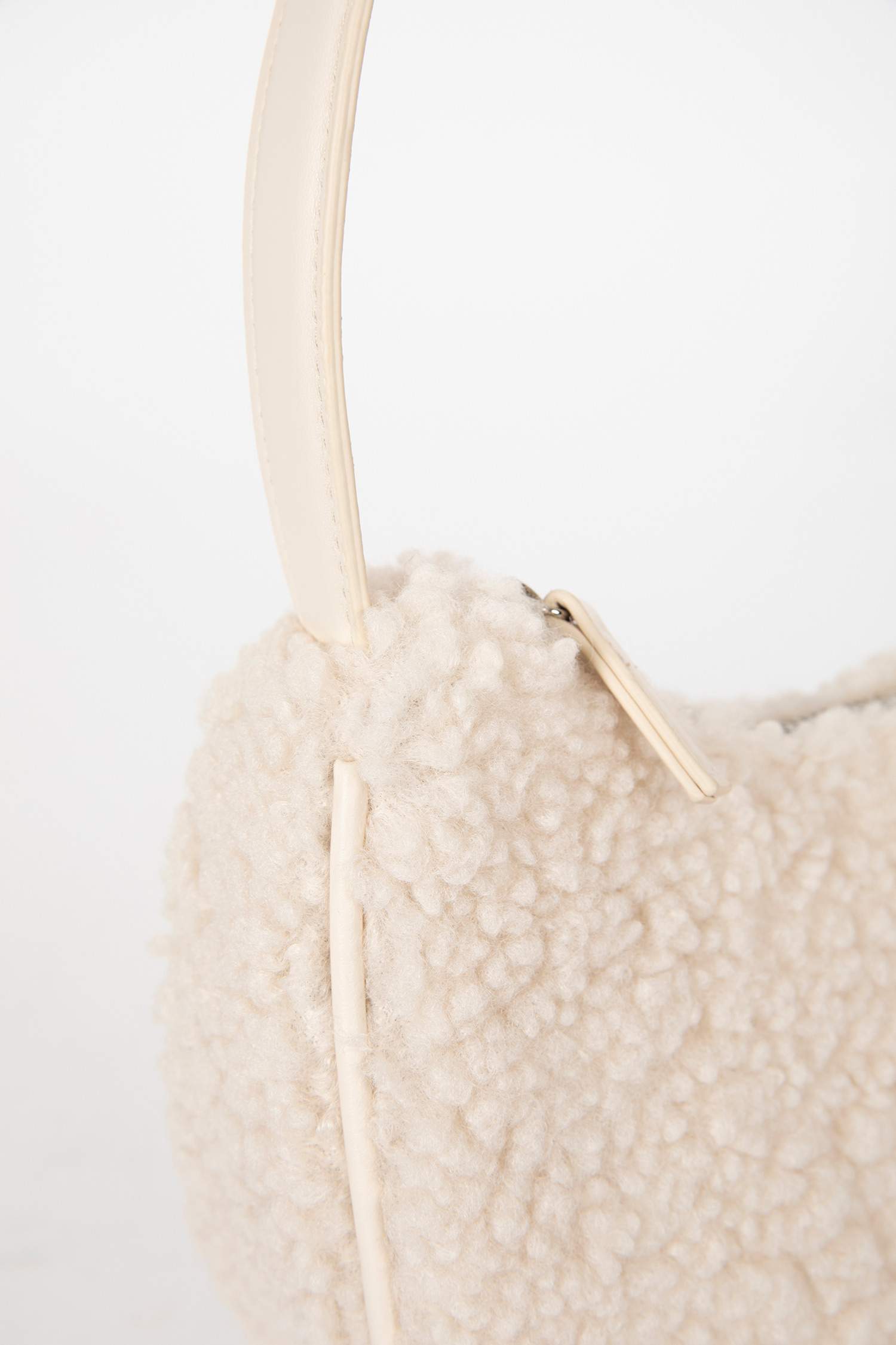 جنطة يد نسائي قطيفة