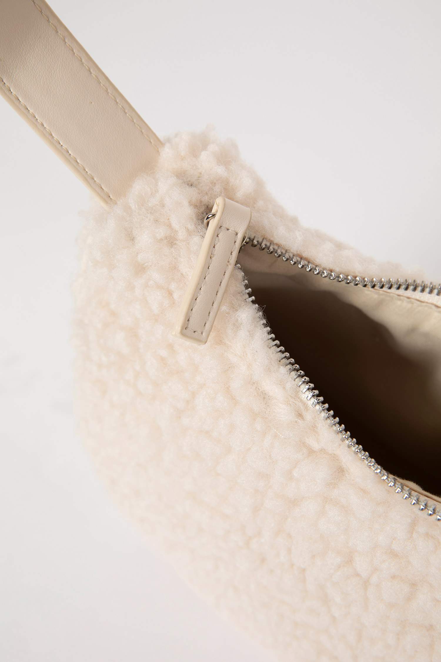 جنطة يد نسائي قطيفة