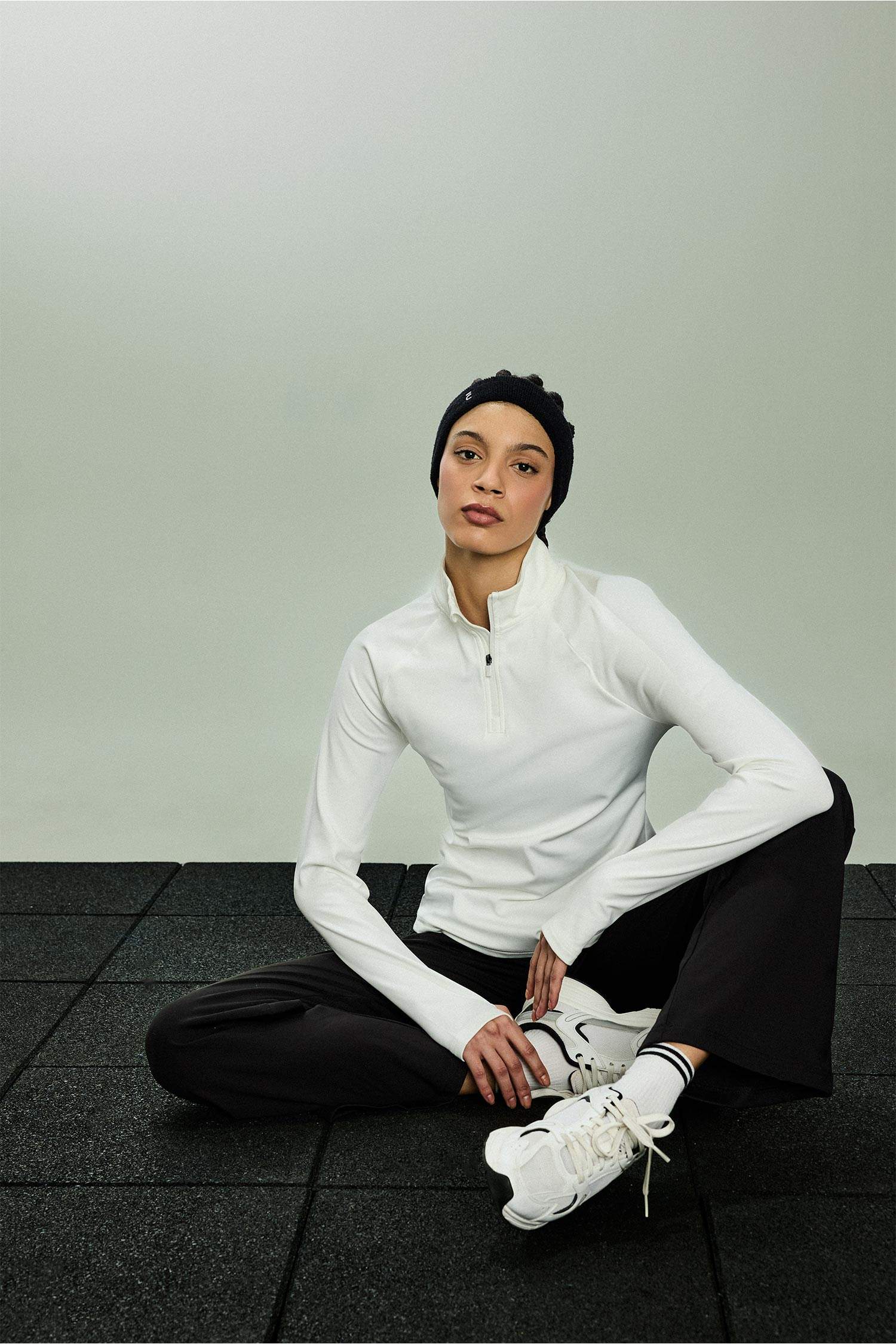 تيشيرت رياضي قصة عادية برقبة عالية