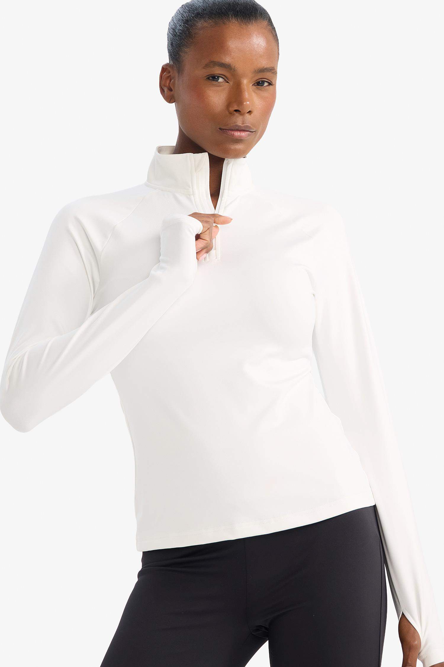 تيشيرت رياضي قصة عادية برقبة عالية