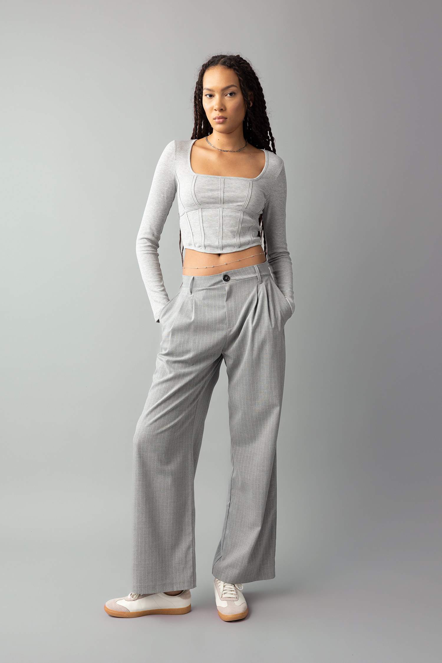 дөңгелек жаға тоқылған Ұзын жеңді футболка