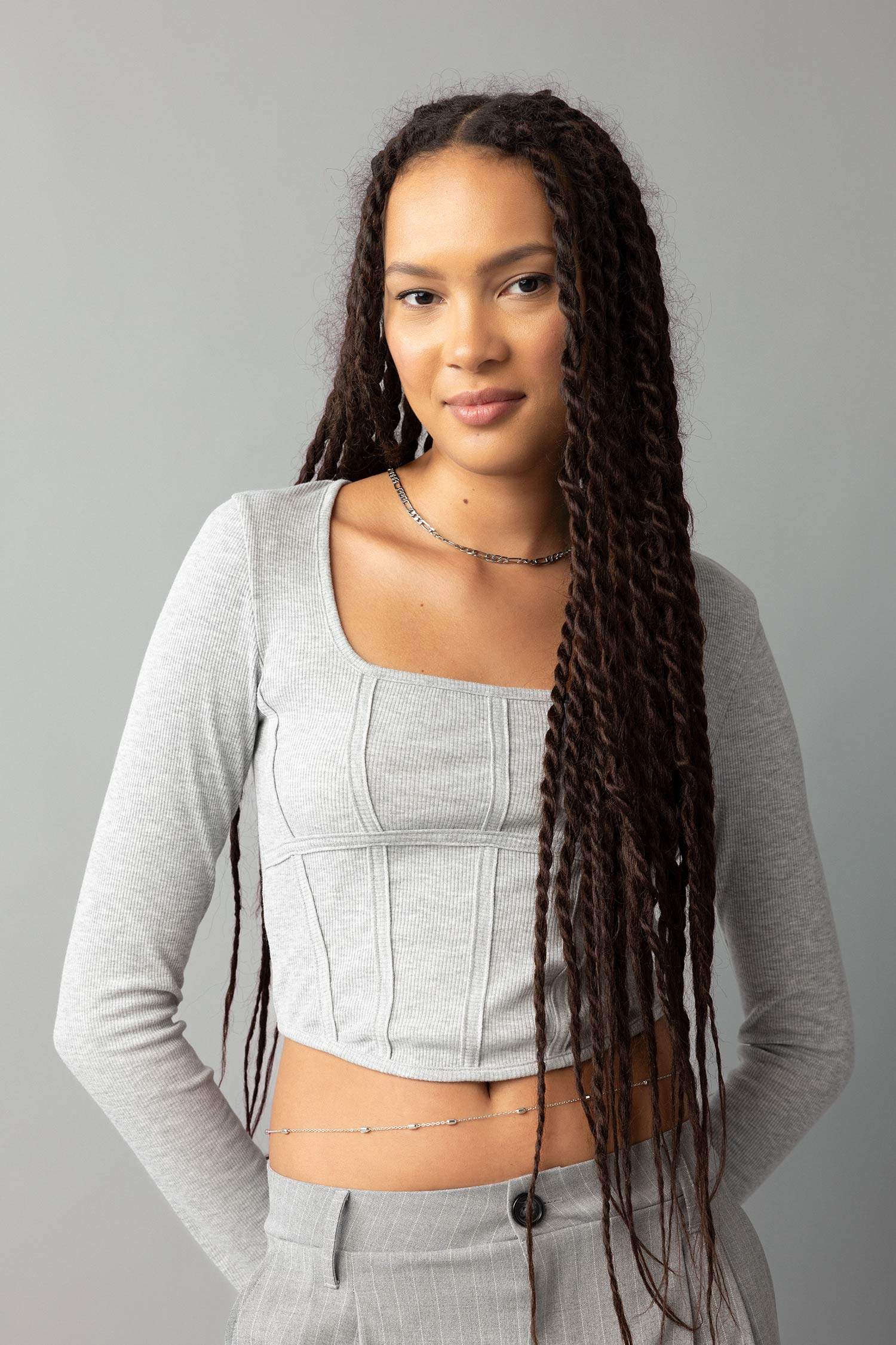 дөңгелек жаға тоқылған Ұзын жеңді футболка