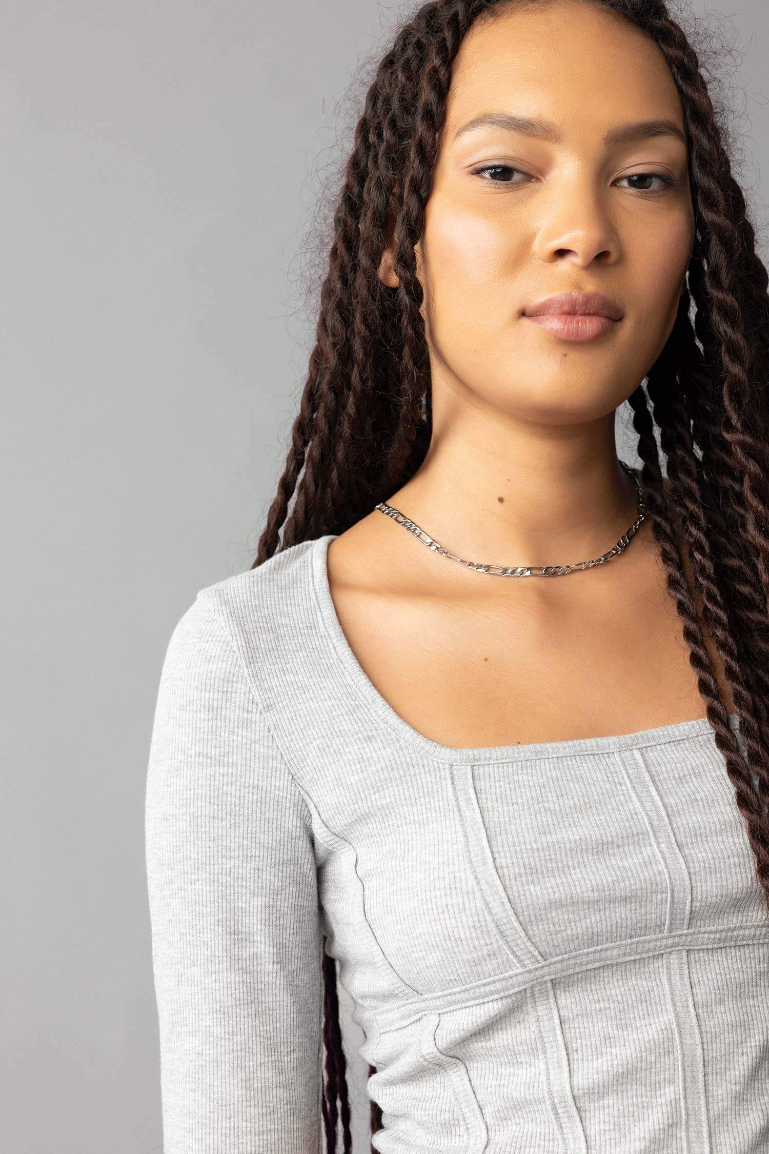 дөңгелек жаға тоқылған Ұзын жеңді футболка