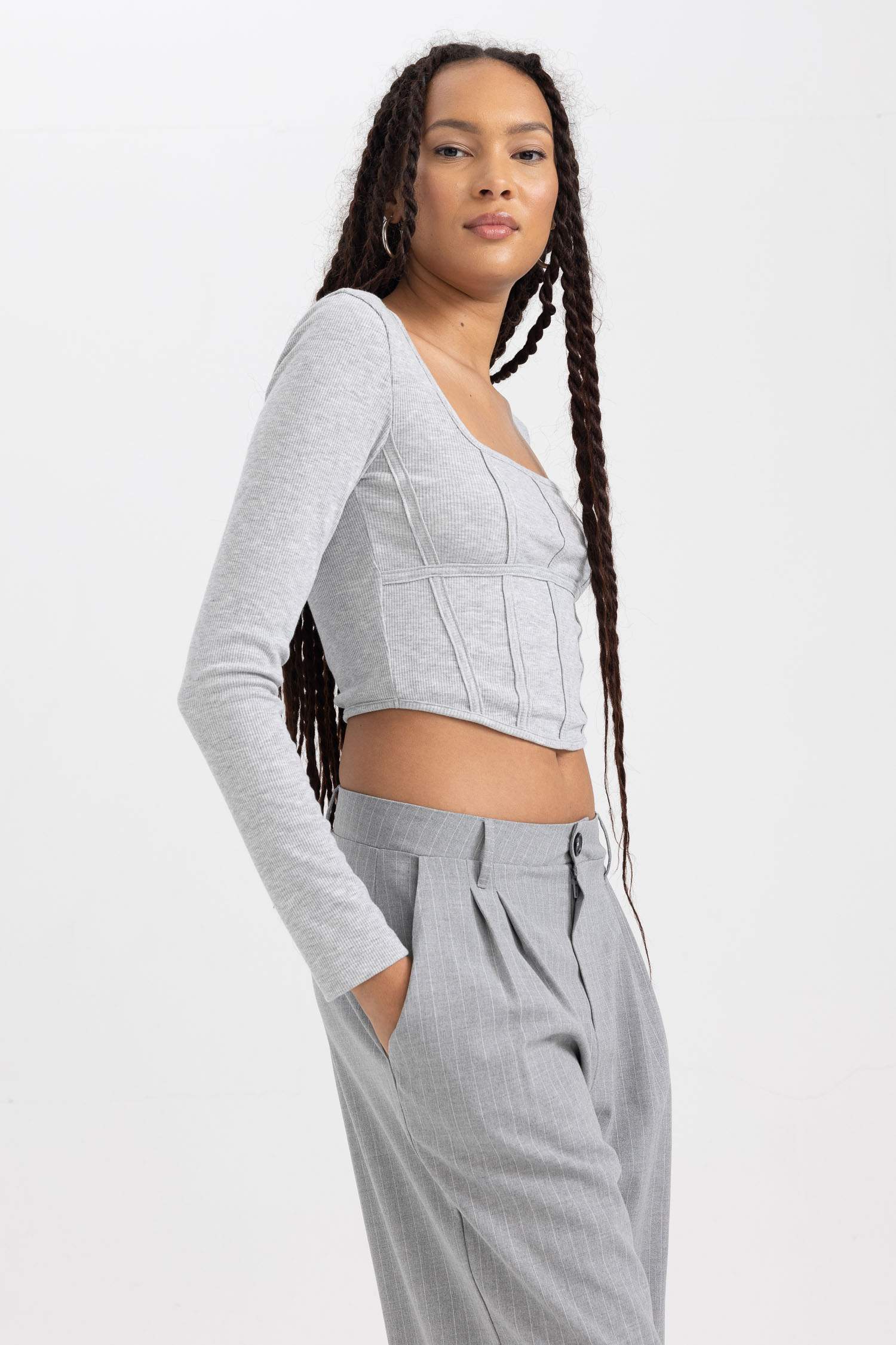 дөңгелек жаға тоқылған Ұзын жеңді футболка