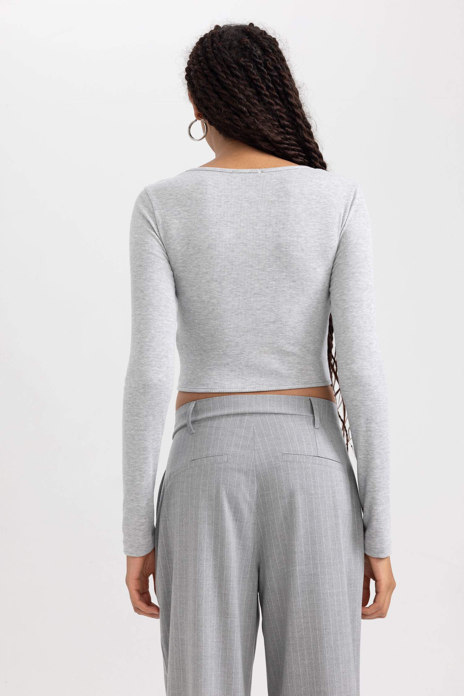 дөңгелек жаға тоқылған Ұзын жеңді футболка