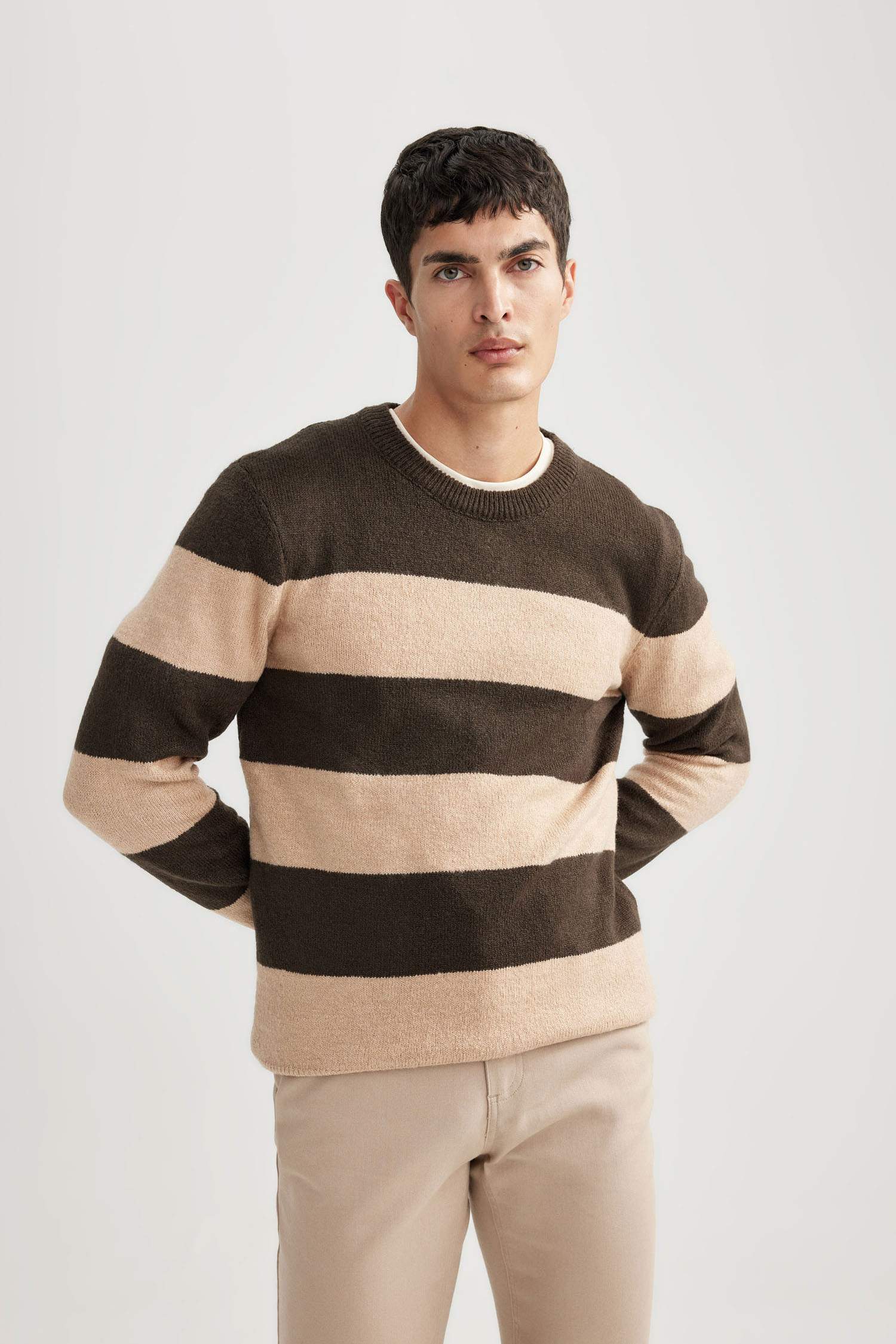 بلوفر تريكو قصة مريحة برقبة مستديرة