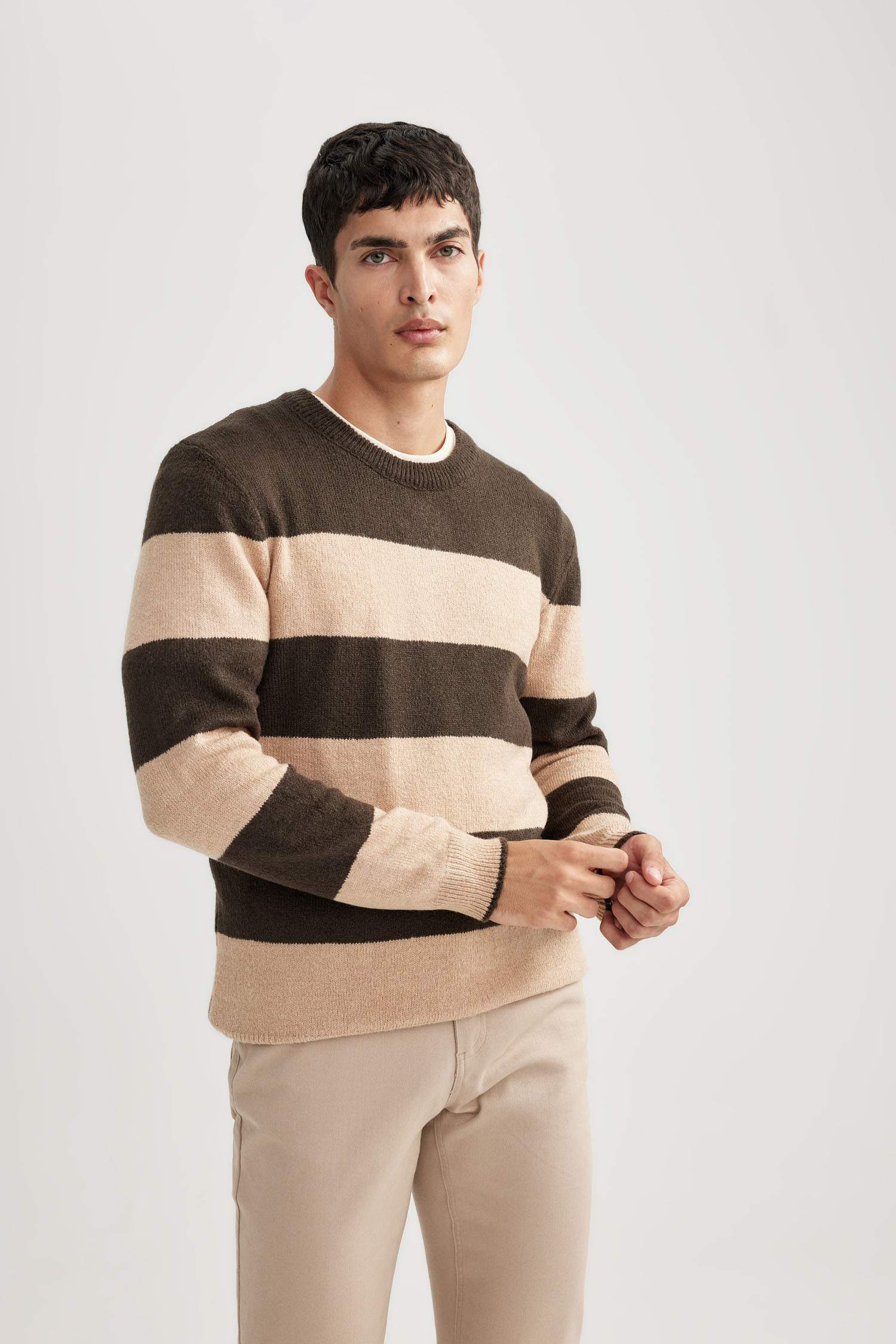 بلوفر تريكو قصة مريحة برقبة مستديرة