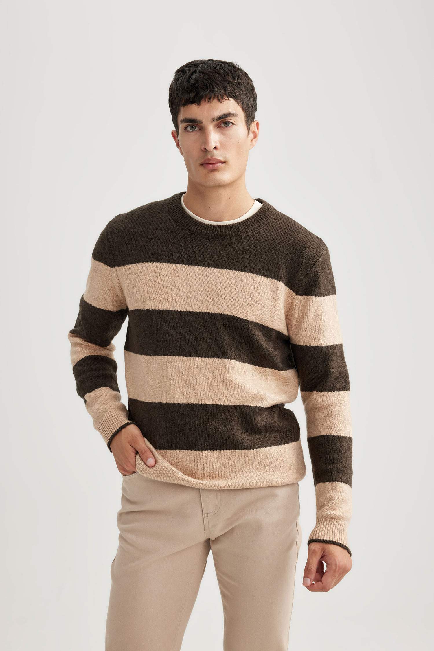 بلوفر تريكو قصة مريحة برقبة مستديرة