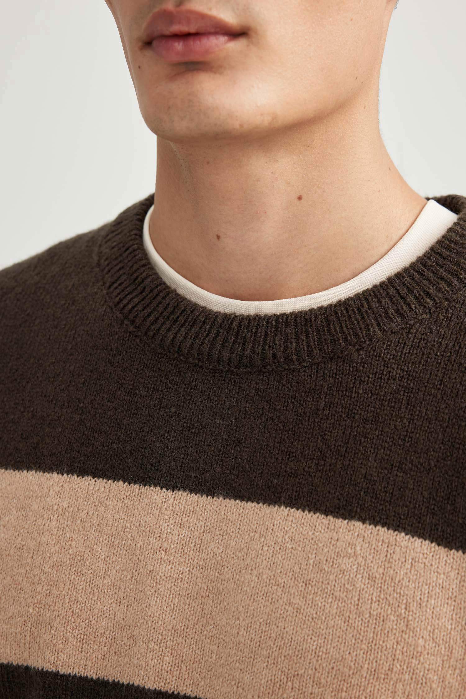 بلوفر تريكو قصة مريحة برقبة مستديرة