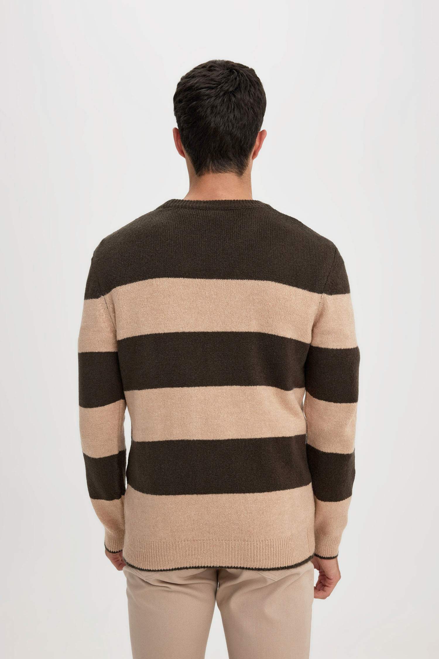 بلوفر تريكو قصة مريحة برقبة مستديرة