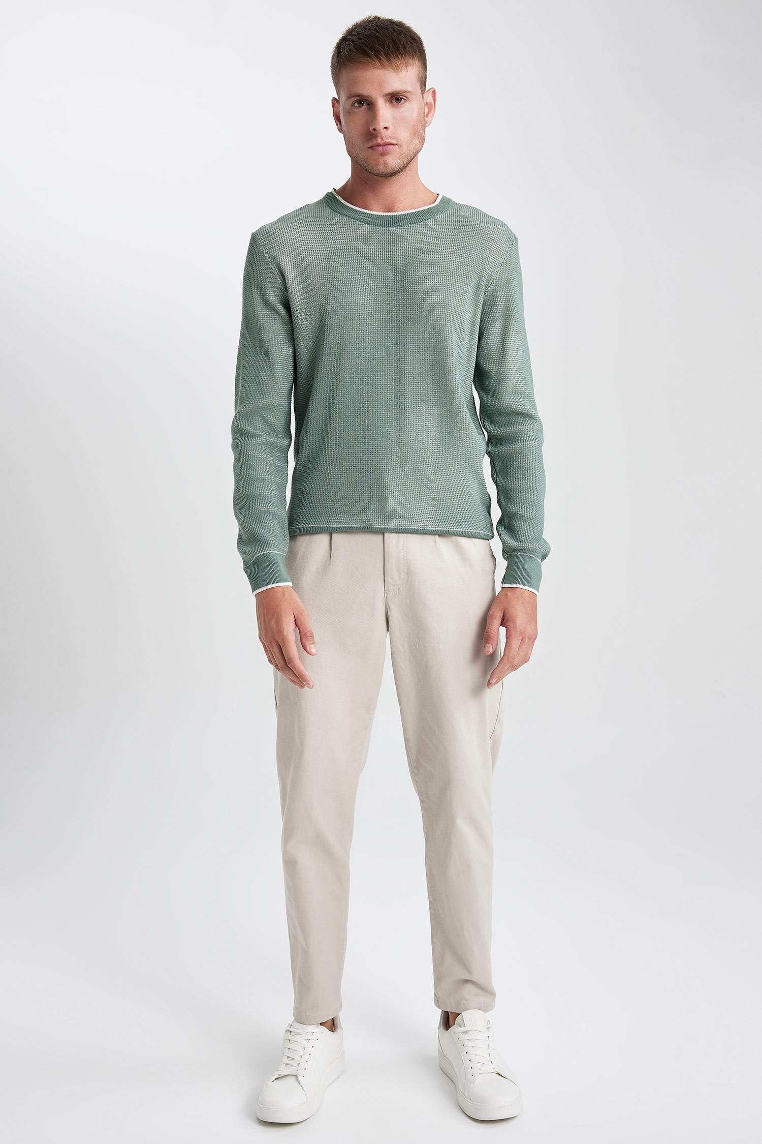 بلوفر تريكو قصة عادية برقبة مستديرة