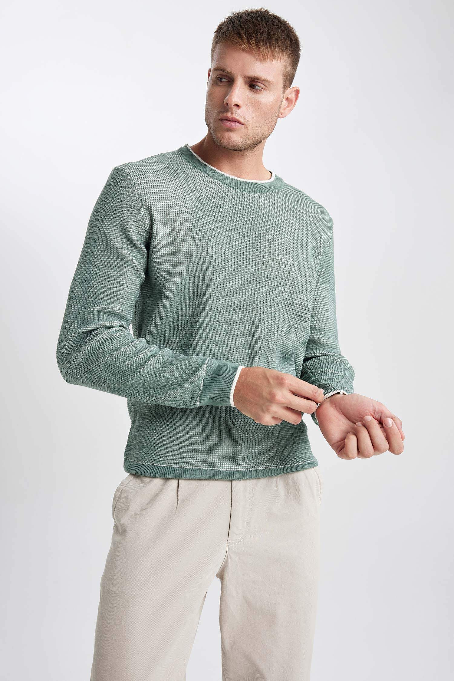 بلوفر تريكو قصة عادية برقبة مستديرة