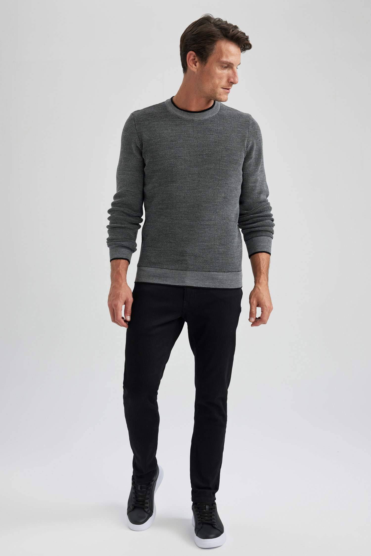 بلوفر تريكو قصة عادية برقبة مستديرة