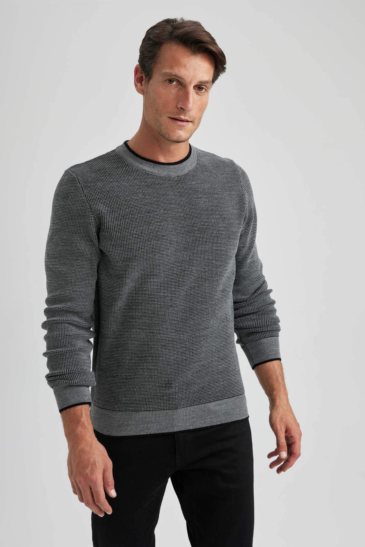 بلوفر تريكو قصة عادية برقبة مستديرة