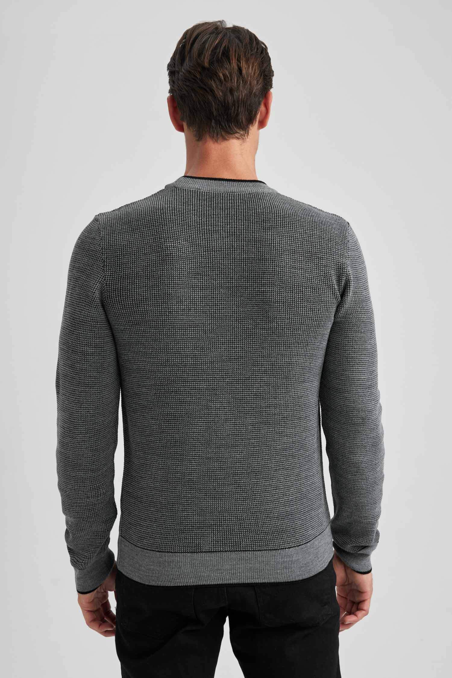 بلوفر تريكو قصة عادية برقبة مستديرة