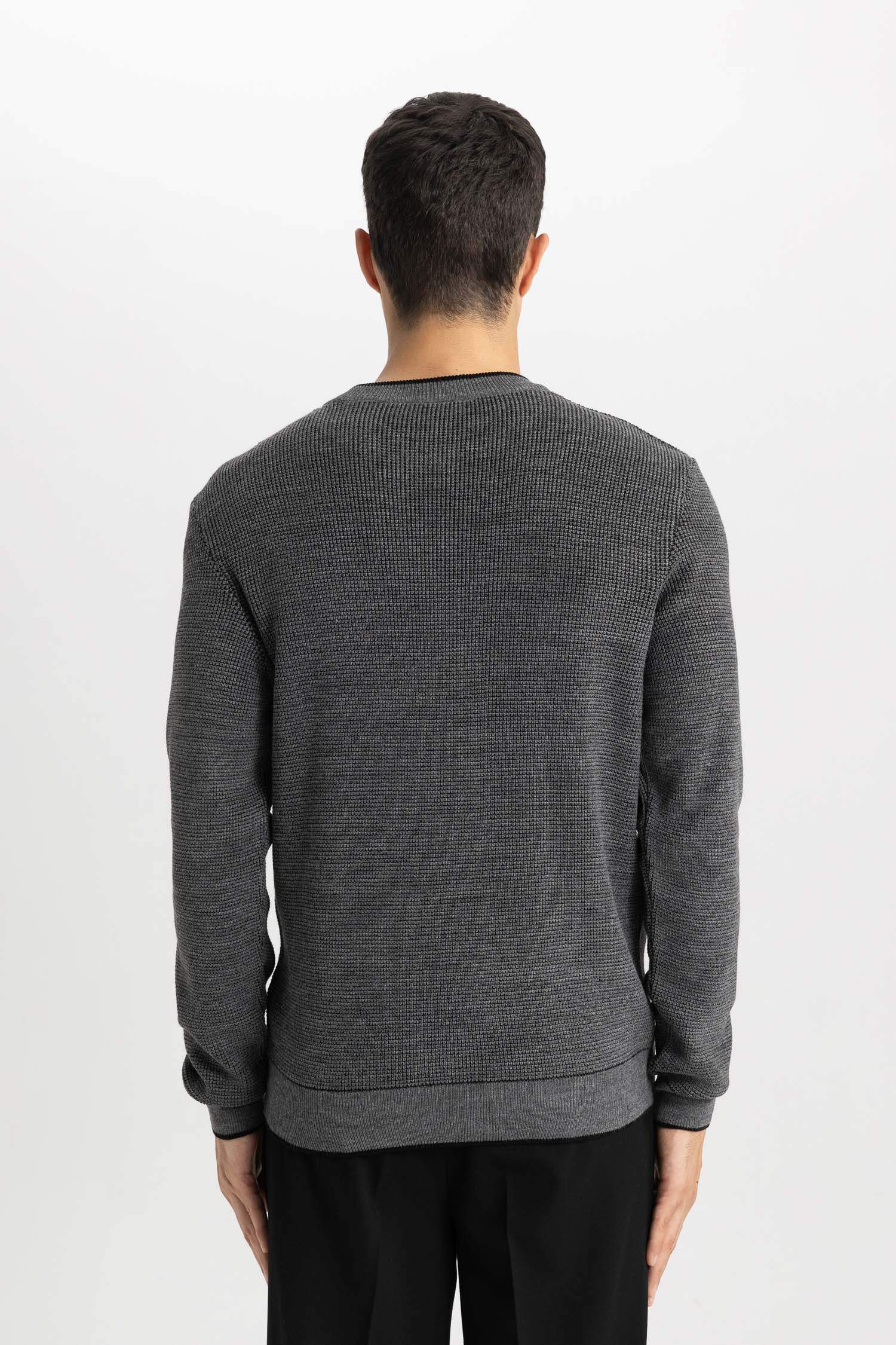 Standard Fit Crew Neck Pullover