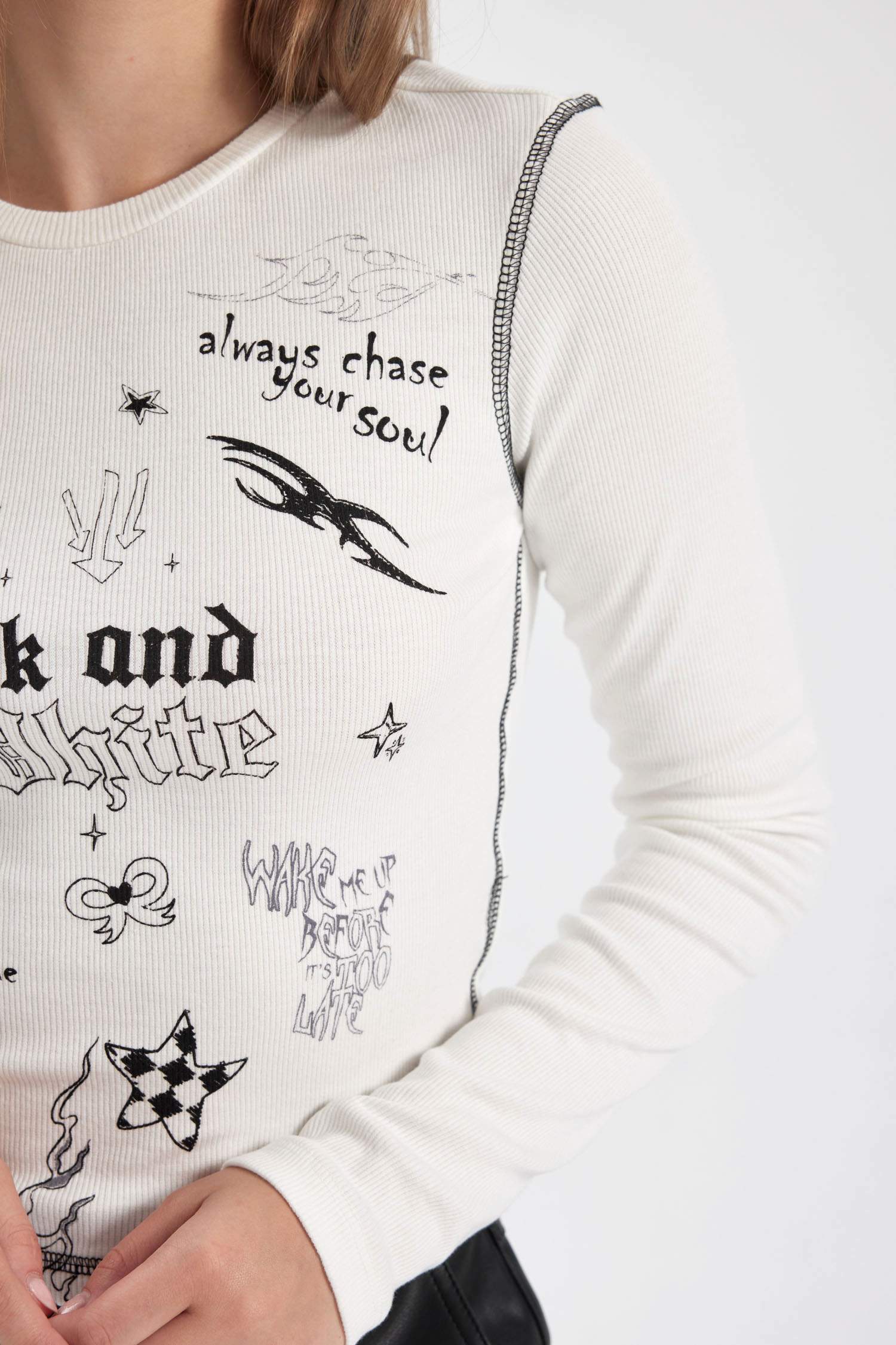 تيشيرت ردن طويل مضلع مطبوع