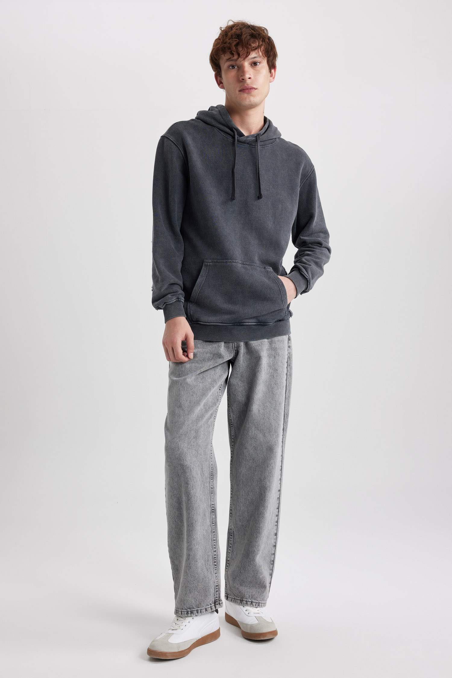 Свитшот стандартного кроя с капюшоном