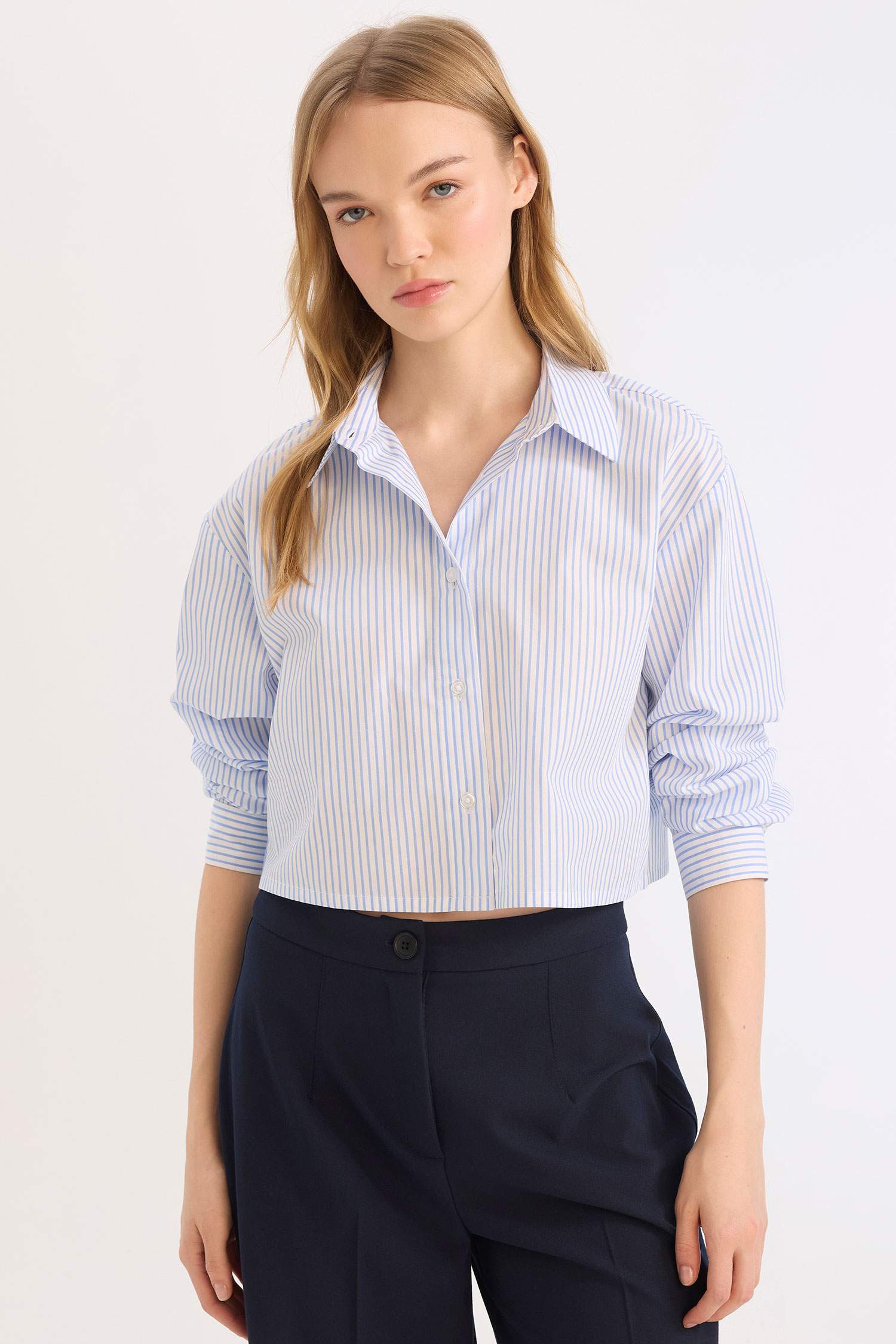 قميص كم طويل وقصة عادية