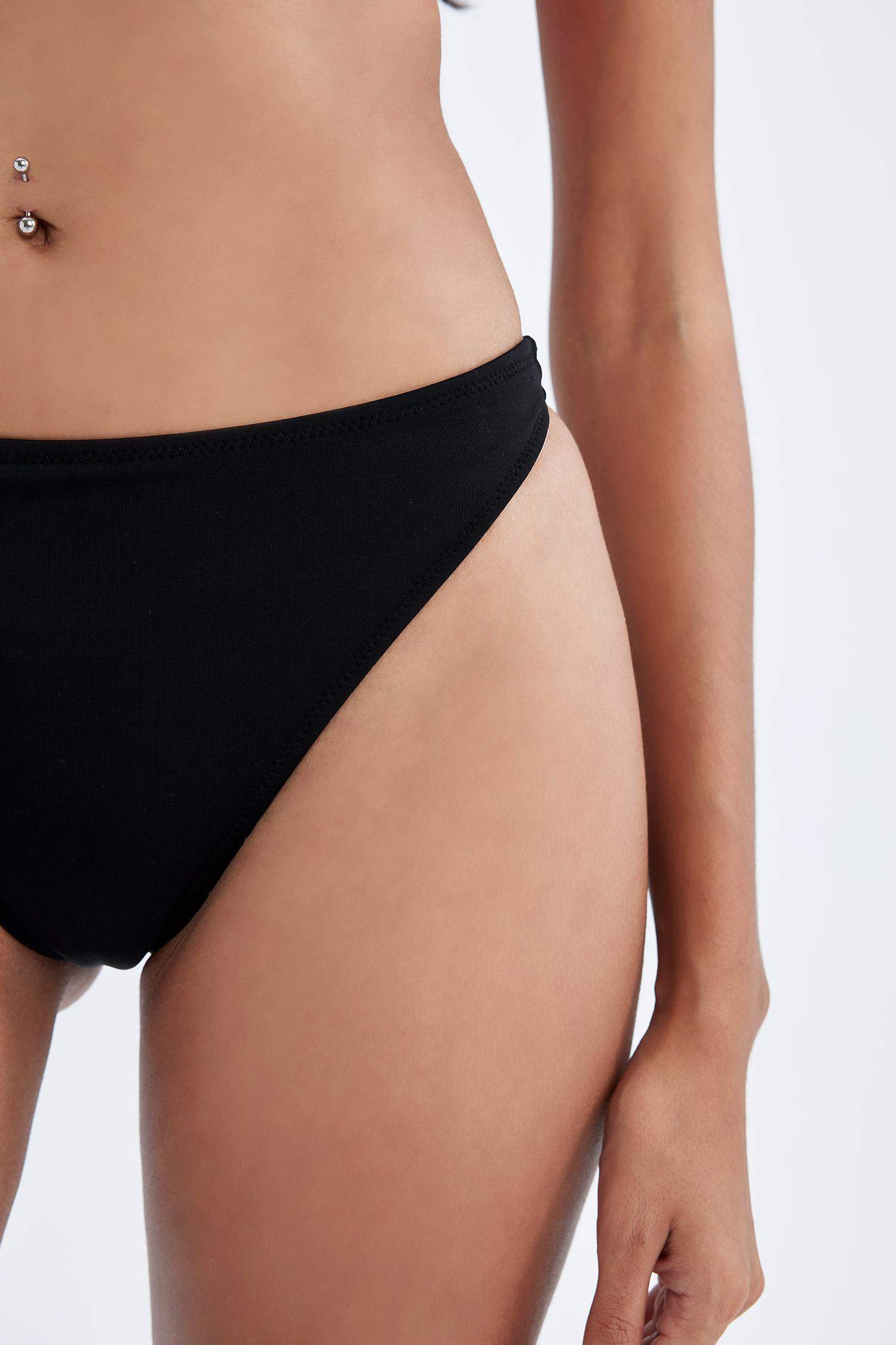 كلوت بكيني قصة عادية من Fall In Love