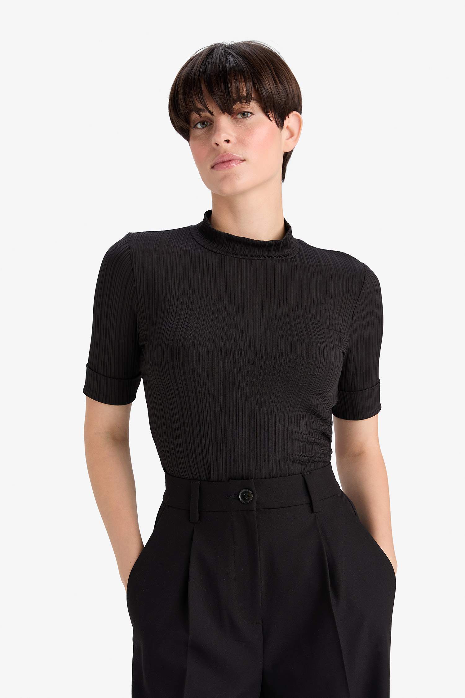 T-shirt côtelé basique à col montant et manches courtes Coupe régulière