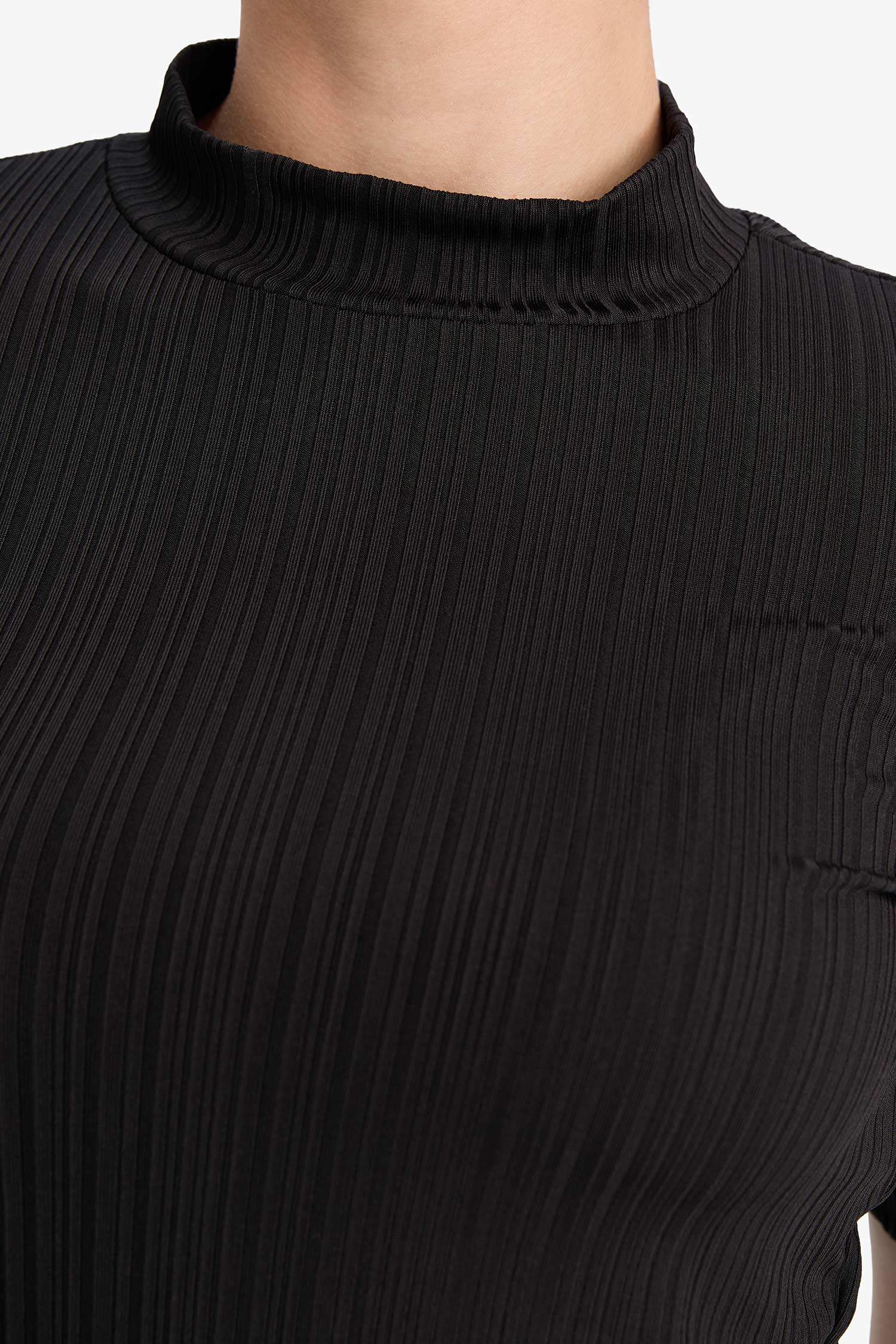 T-shirt côtelé basique à col montant et manches courtes Coupe régulière