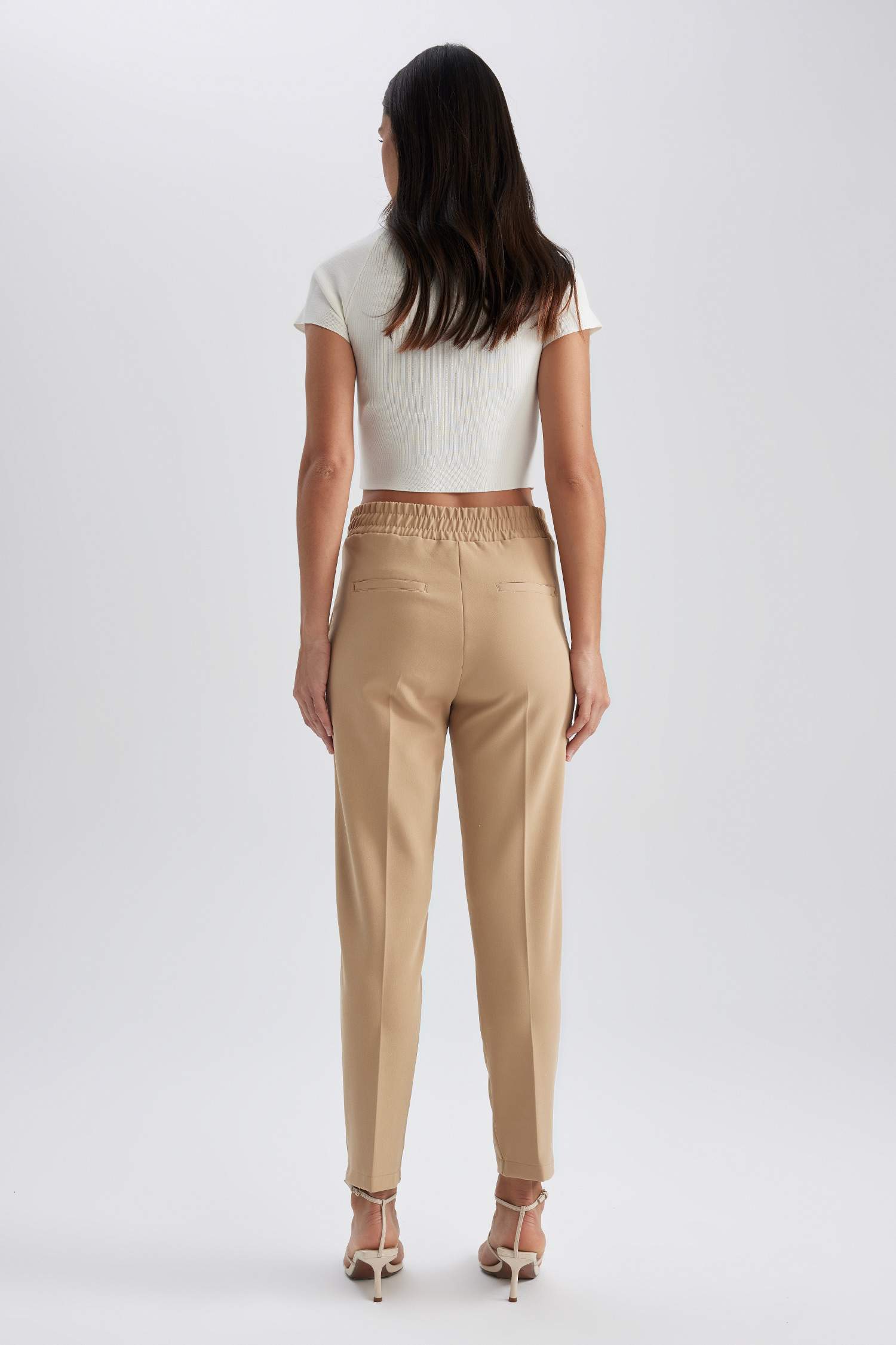 Beige carrot pants with pockets and belt