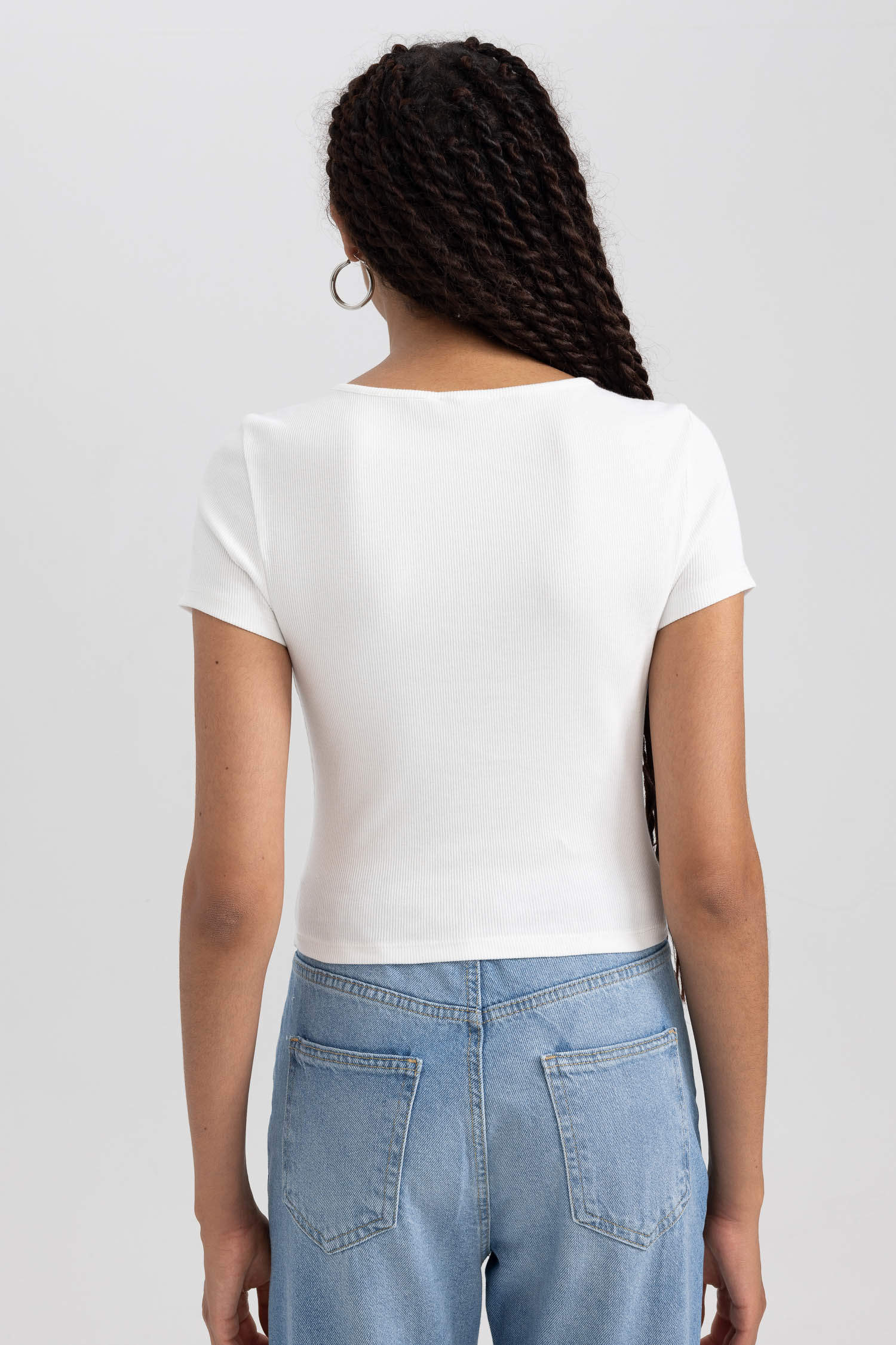 White Woman Slim Fit V-Neck Camisole Short Sleeve T-Shirt 2897033 | DeFacto