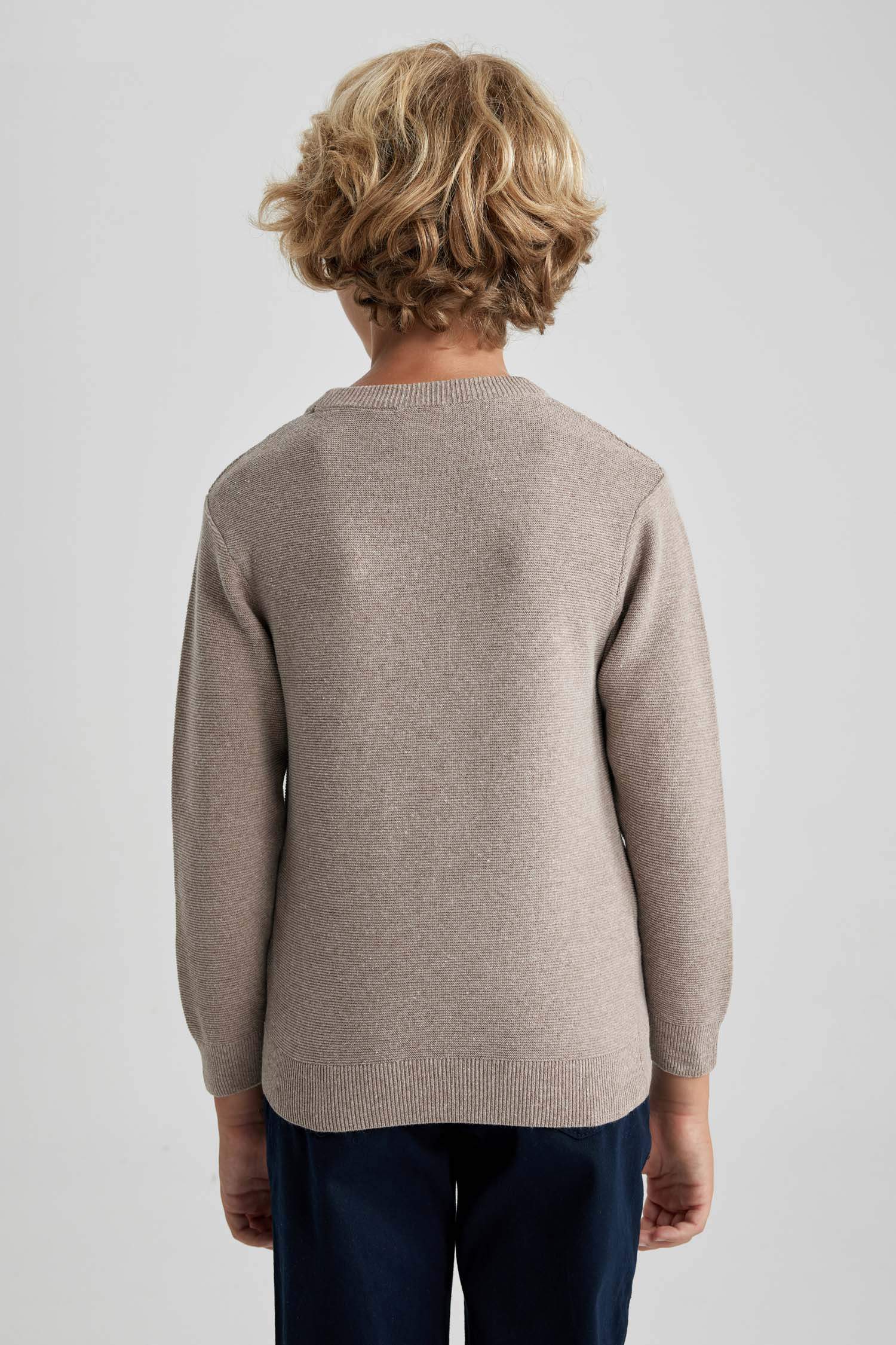 بلوفر تريكو اولادي قصة عادية برقبة مستديرة