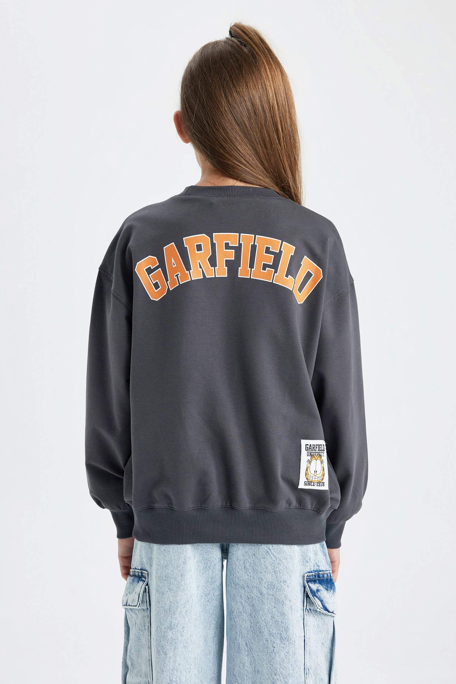 سويت شيرت قصة عادية برقبة مستديرة من غارفيلد