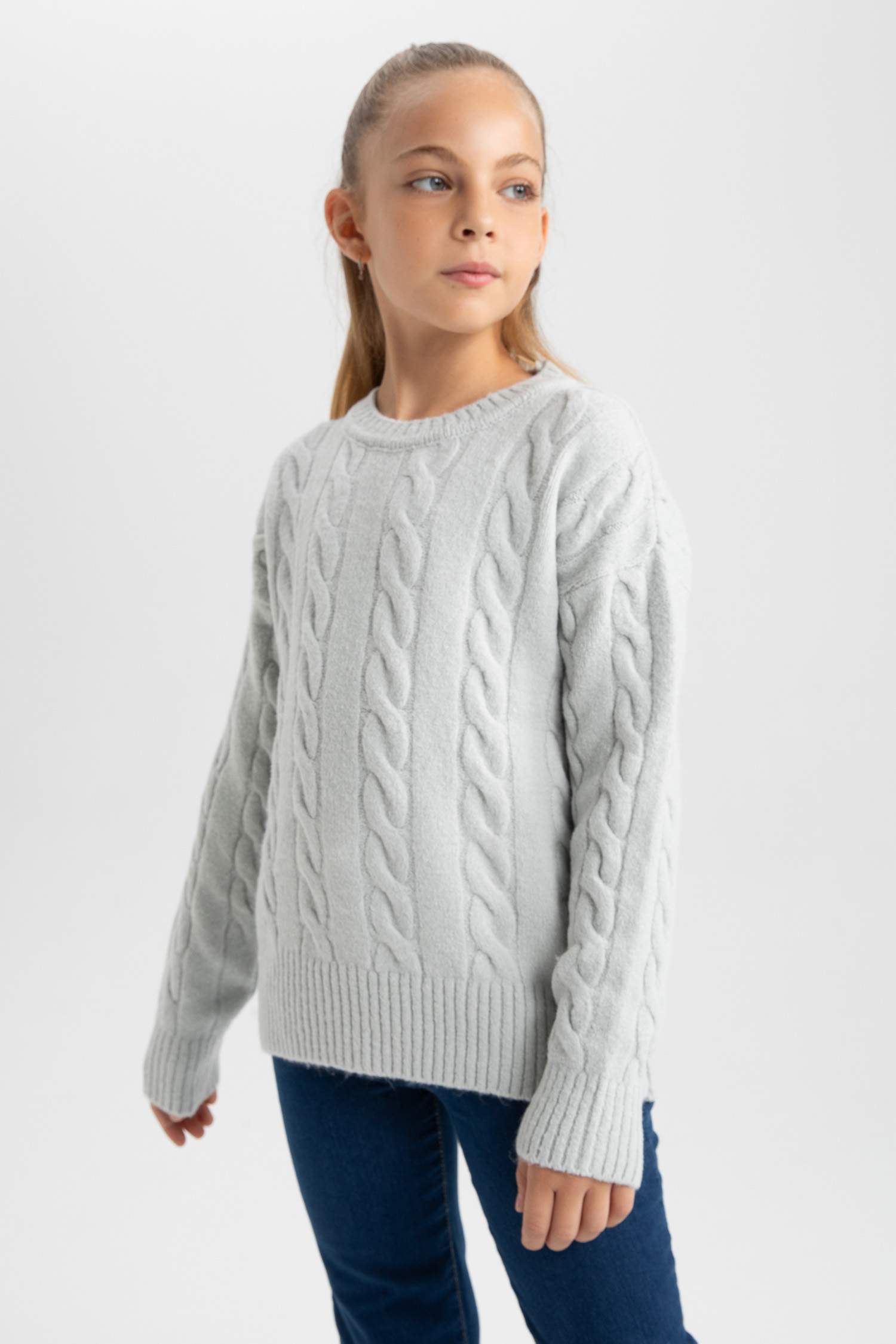 Свитер стандартного кроя с круглым вырезом для девочек