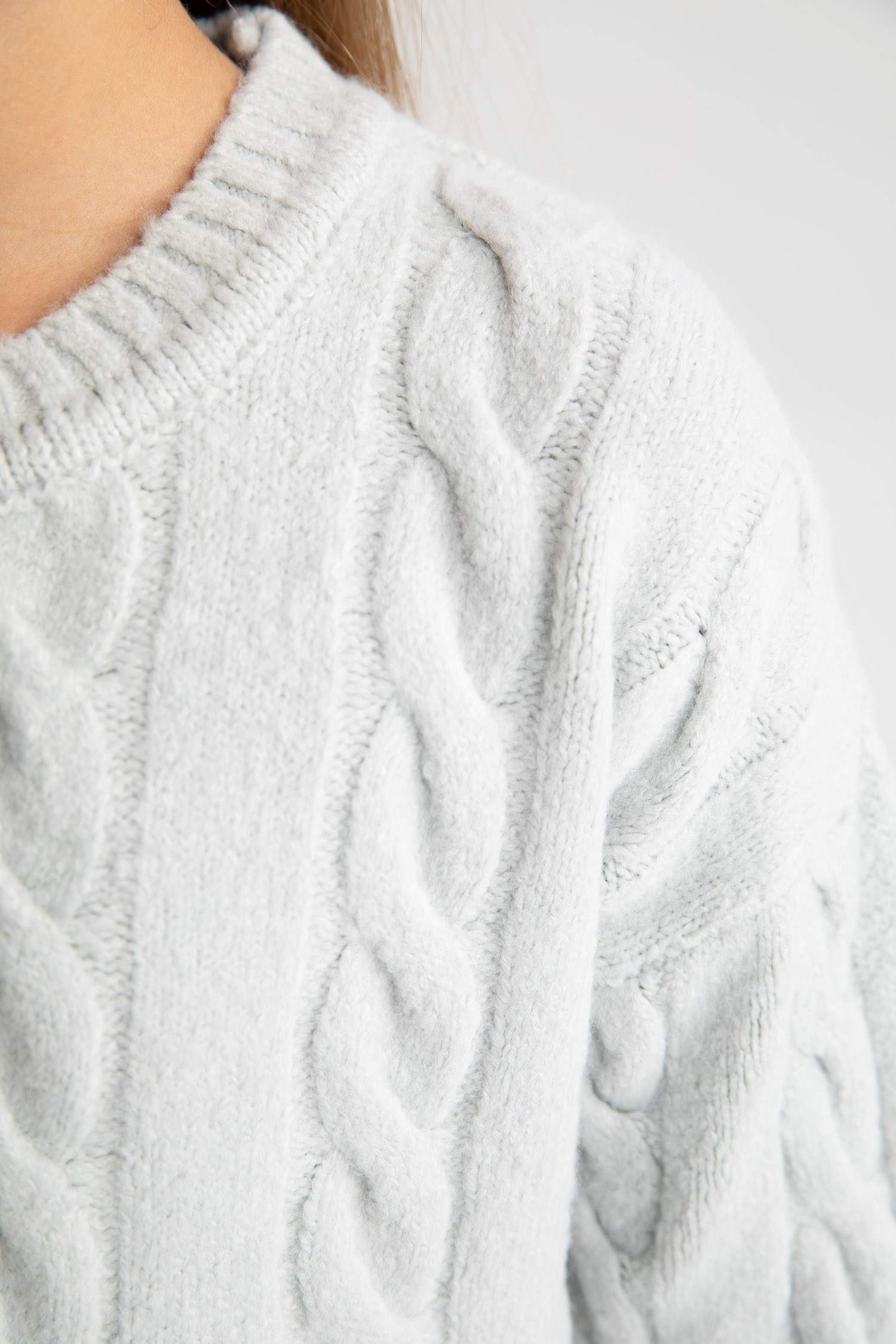 Свитер стандартного кроя с круглым вырезом для девочек