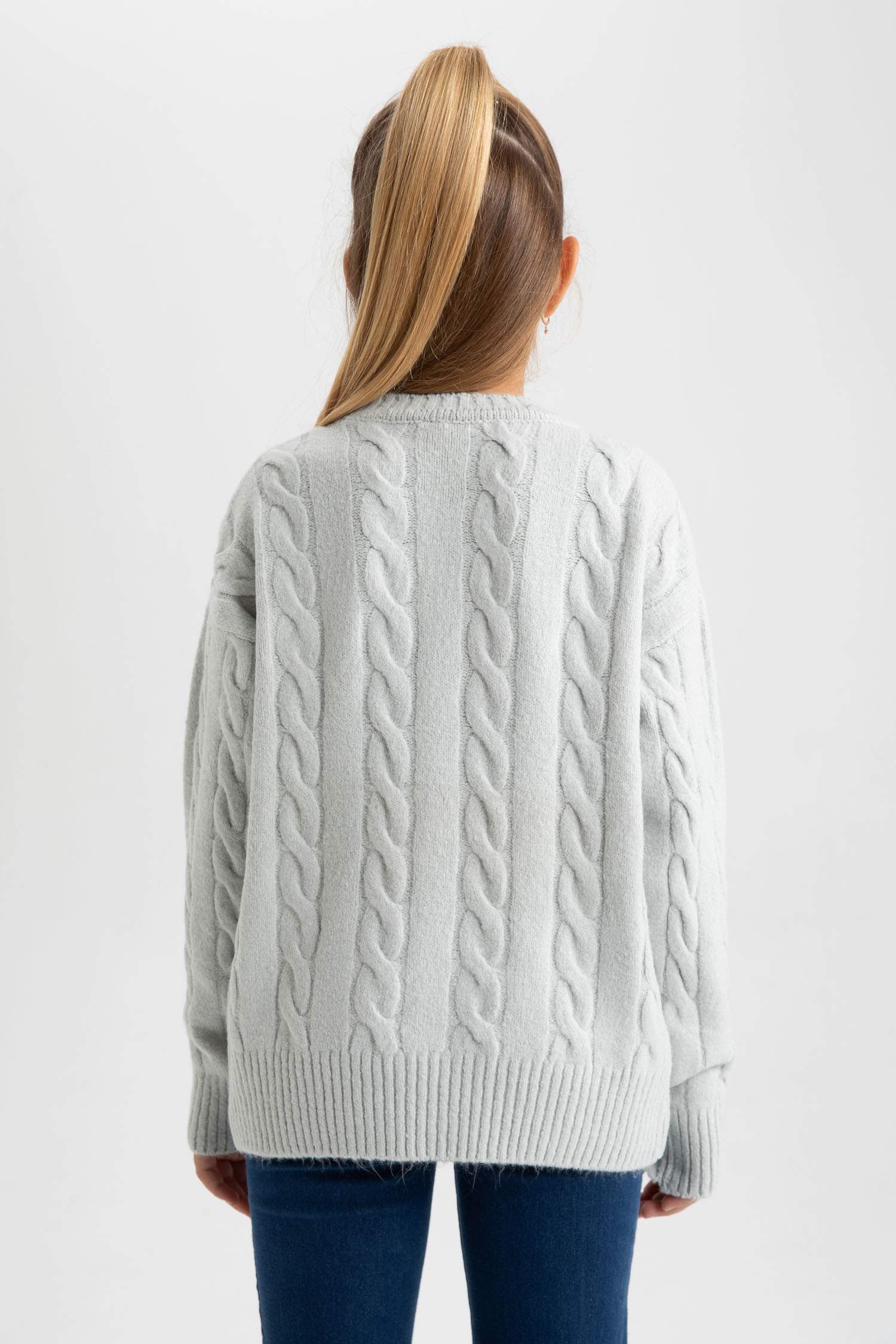 Свитер стандартного кроя с круглым вырезом для девочек