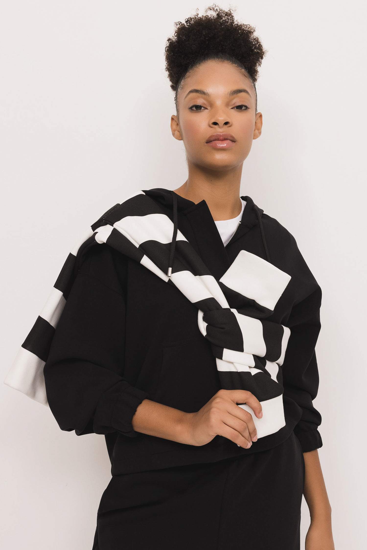 سويت شيرت اوفر سايز رياضي بكابيشون بجيب من DeFactoFit