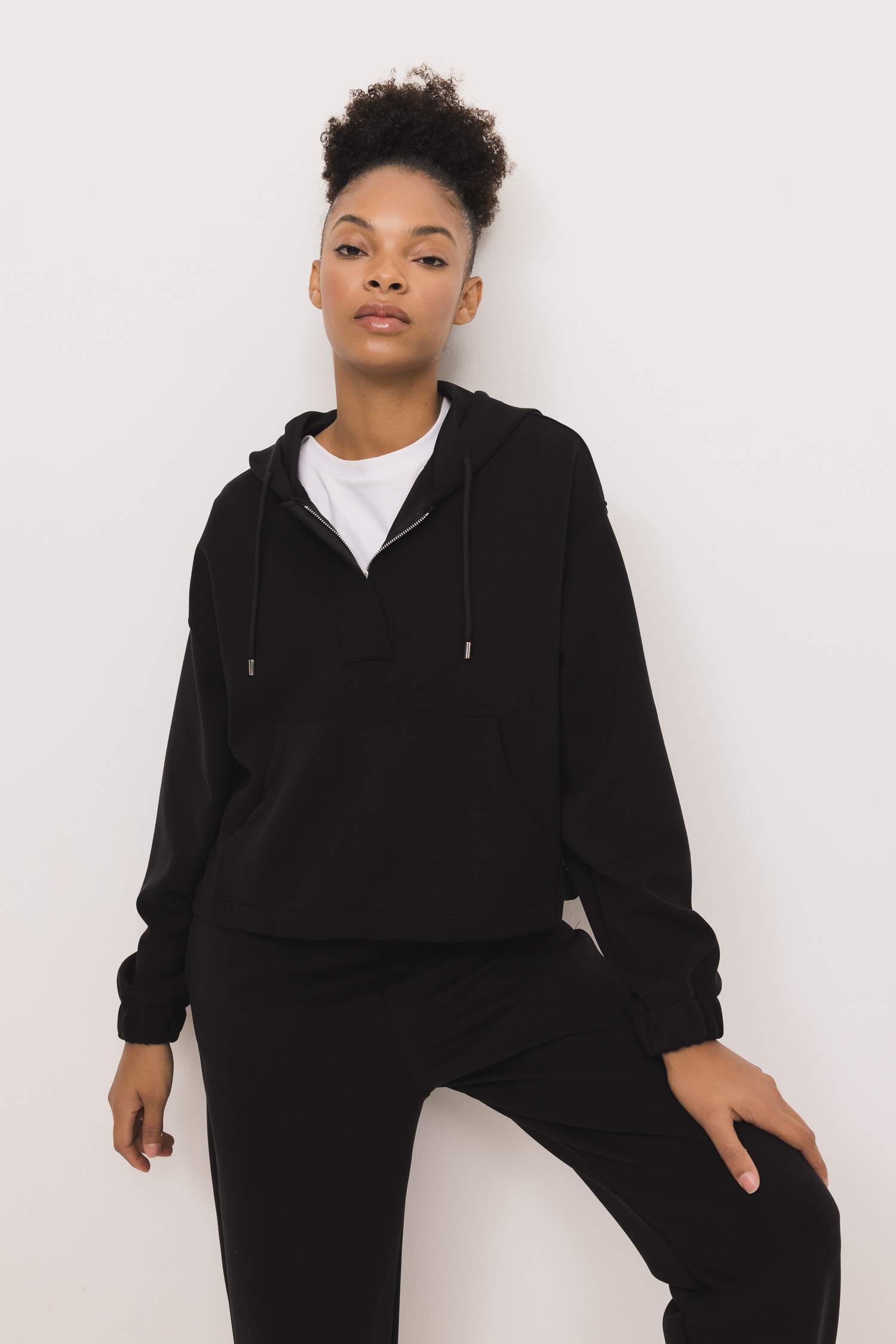 سويت شيرت اوفر سايز رياضي بكابيشون بجيب من DeFactoFit