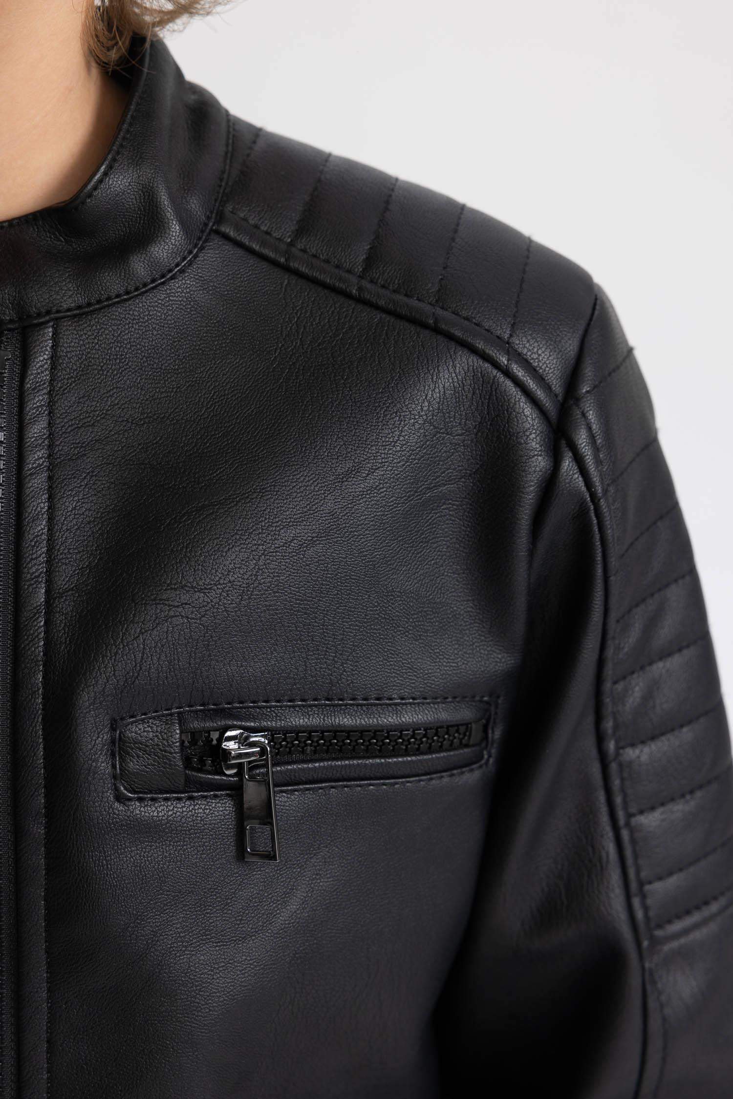 جاكيت ولادي جلد صناعي طارد للماء برقبة عالية