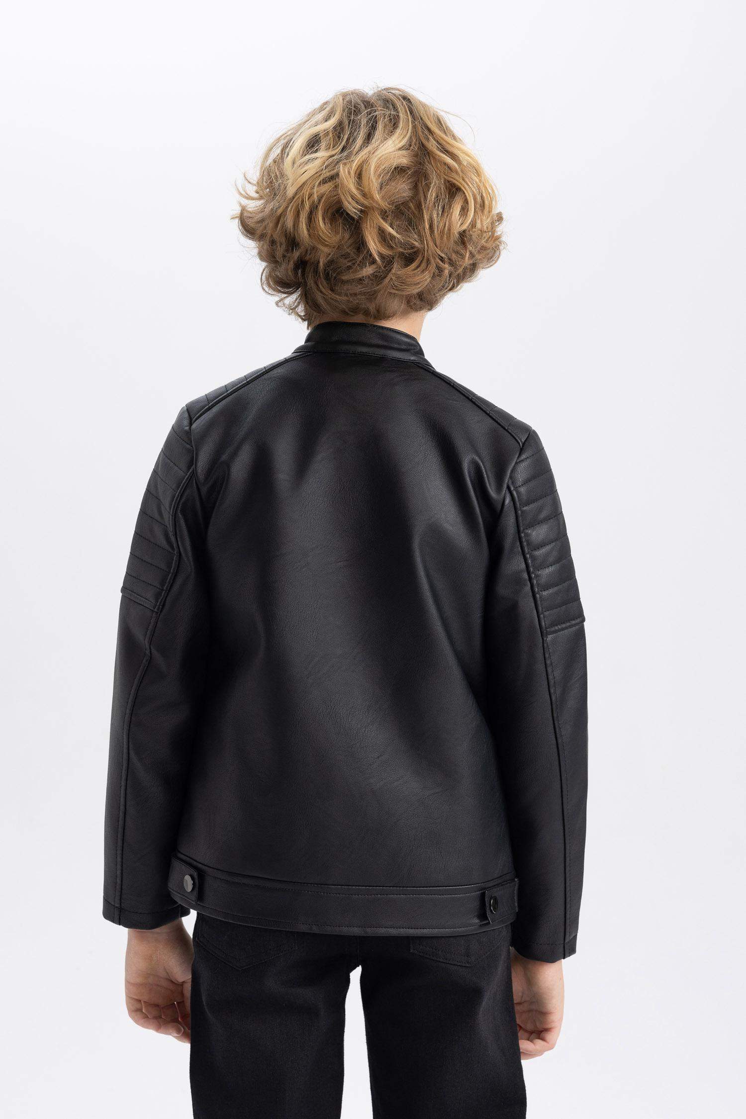 جاكيت ولادي جلد صناعي طارد للماء برقبة عالية