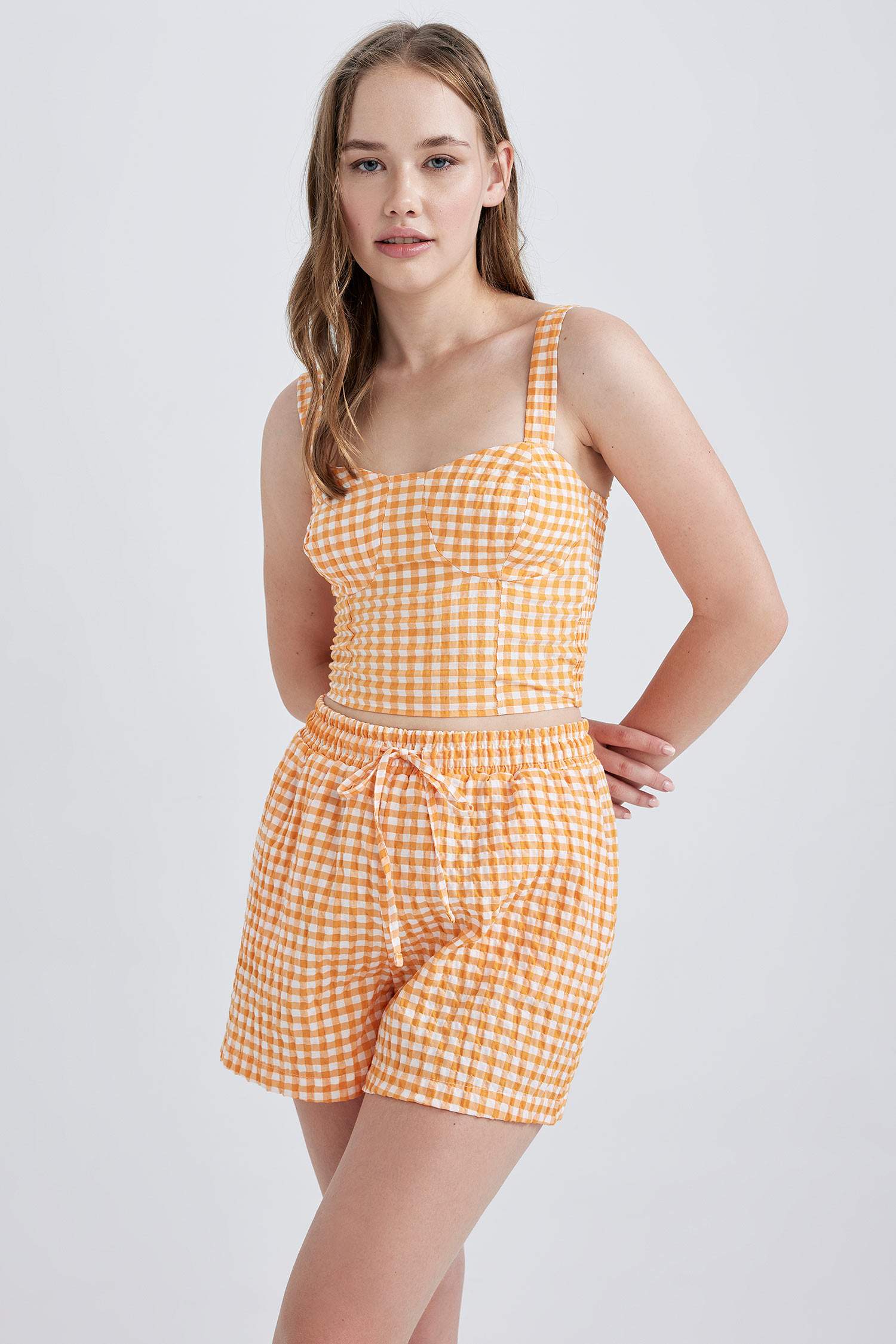 بلوزة كت بياخة قلب وحمالات