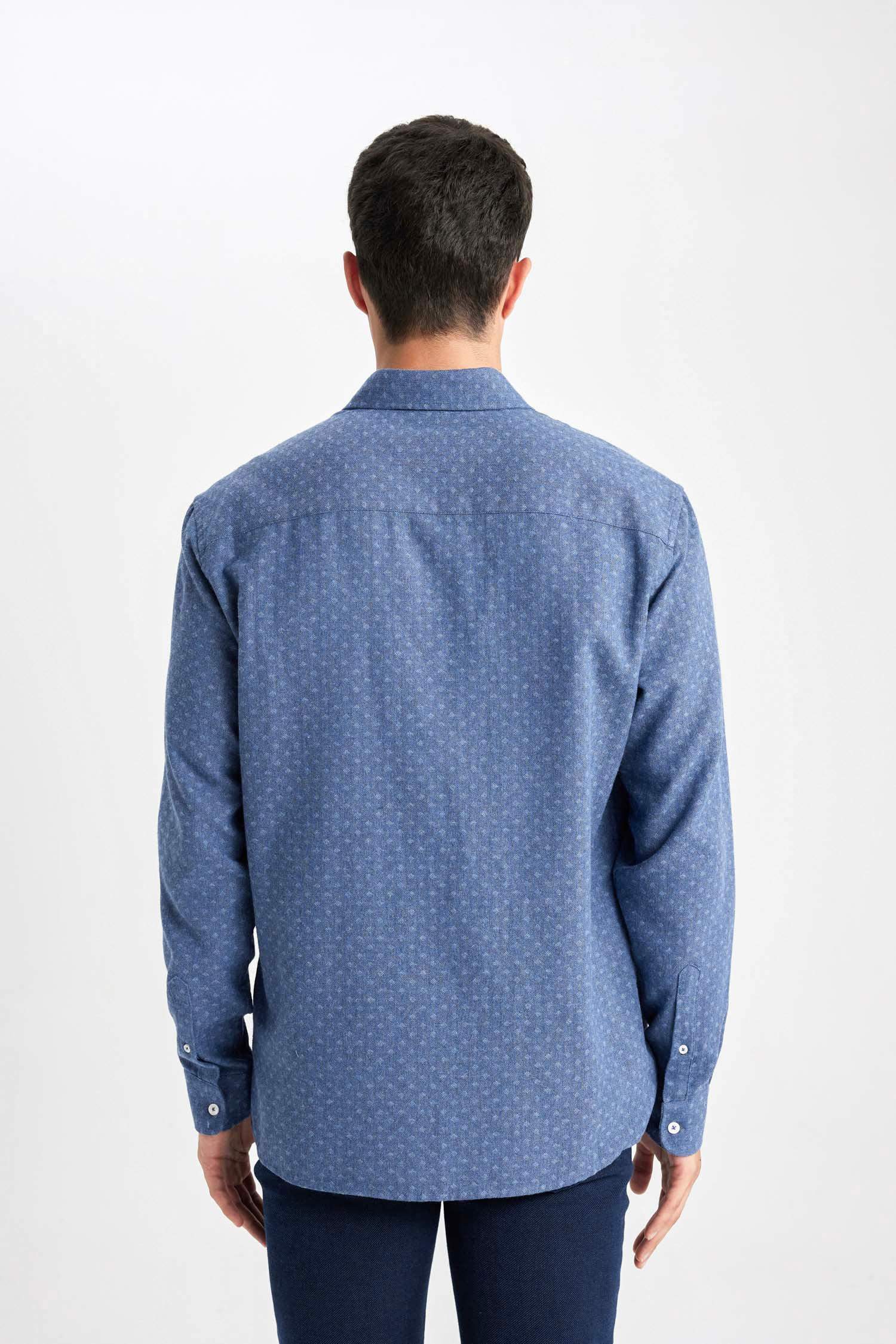 قميص ردن طويل وقصة عادية